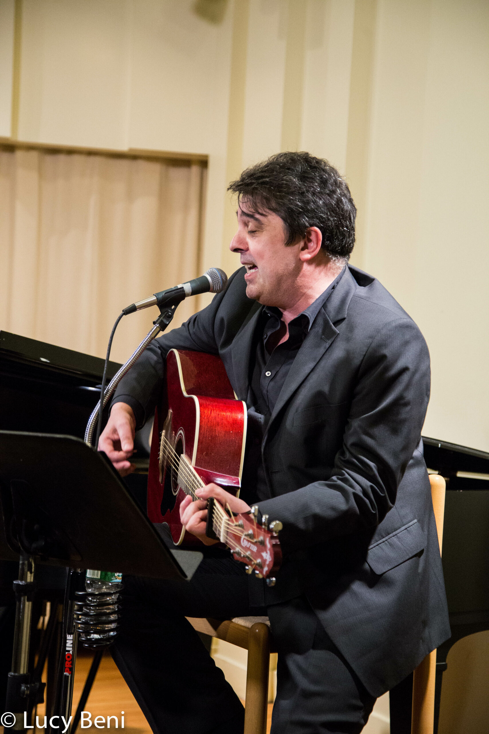 musician-playing-guitar-from-concert-luigi-faber-genova-at-casa-italiana