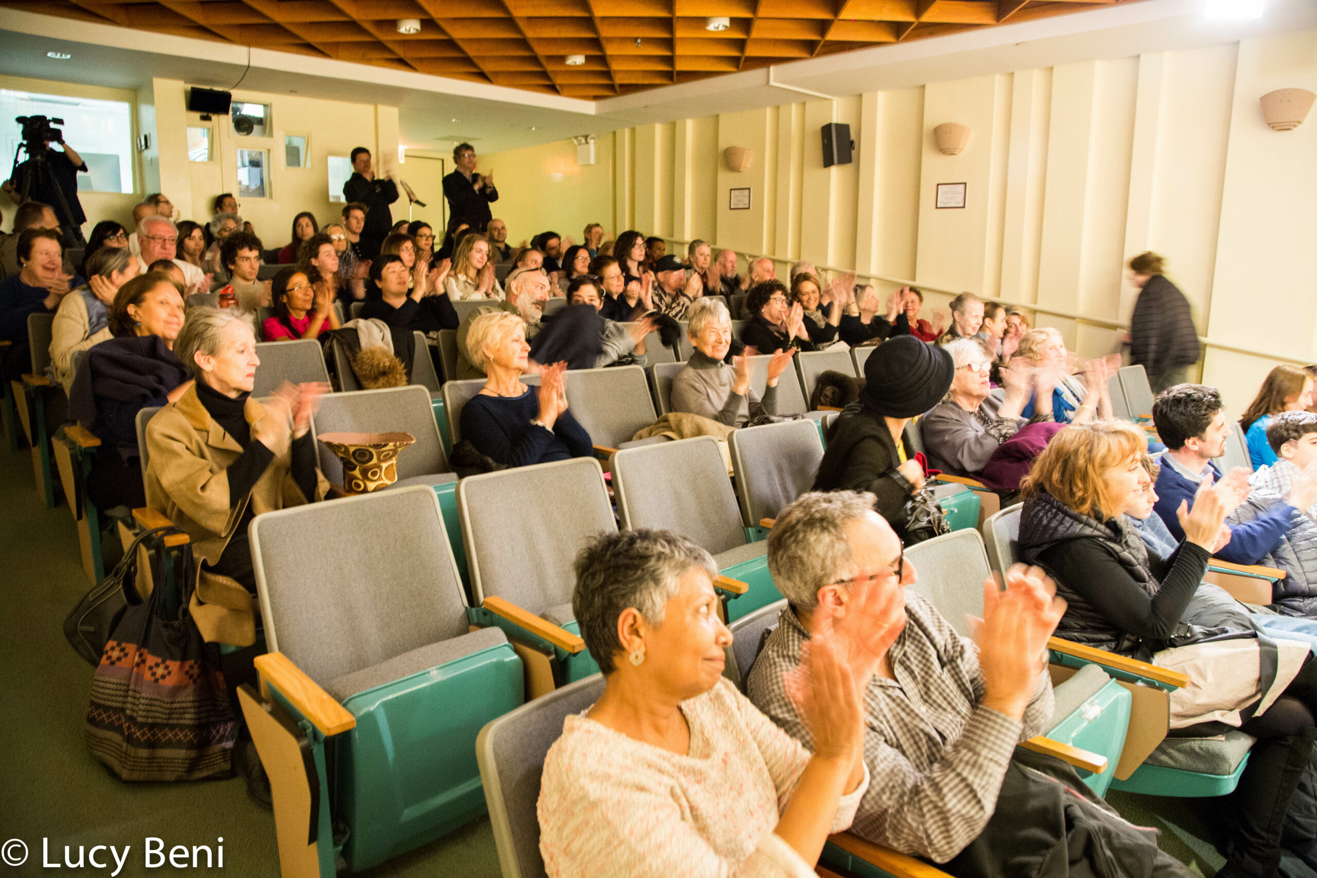 spectators-clapping-from-concert-luigi-faber-genova-at-casa-italiana