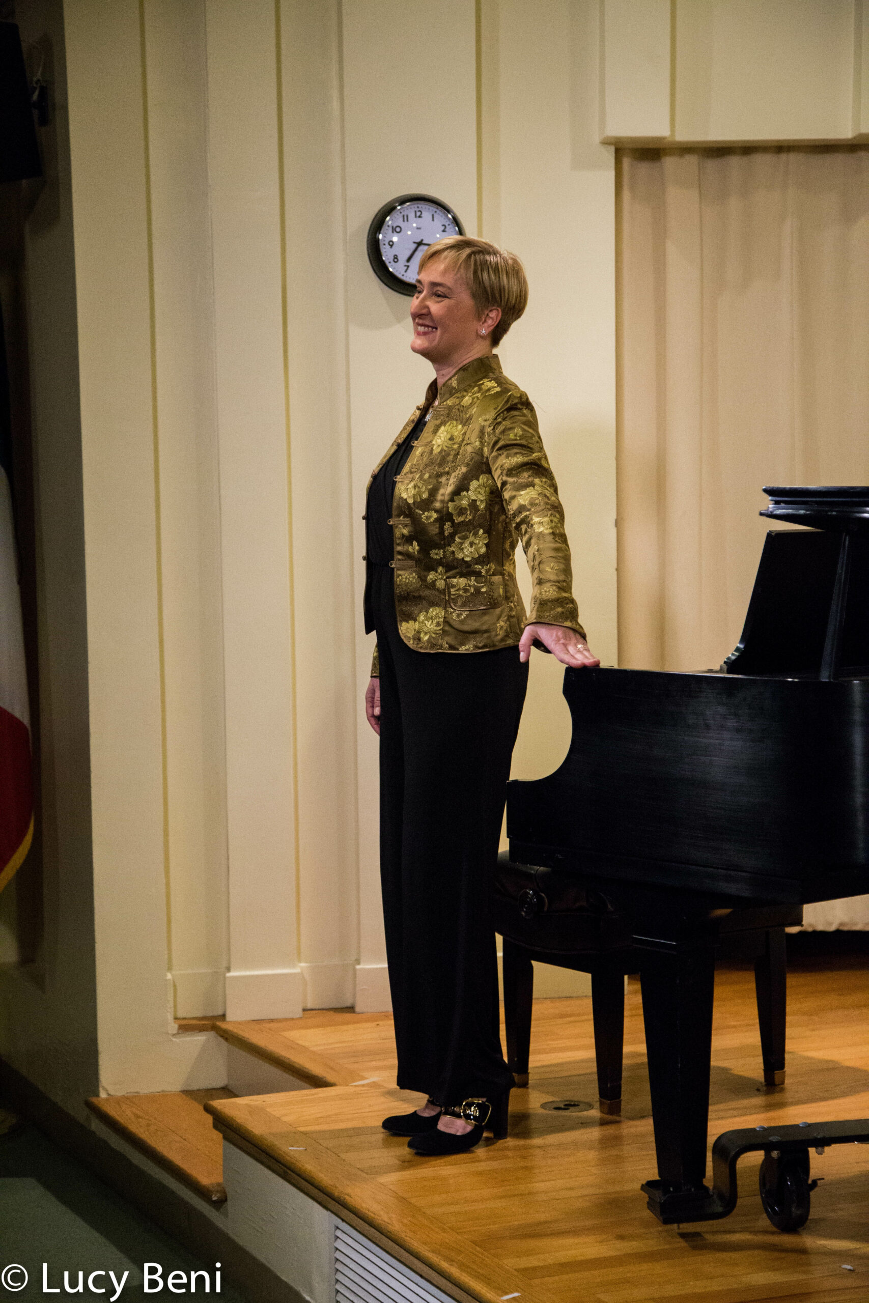 lady-smiling-from-concert-luigi-faber-genova-at-casa-italiana