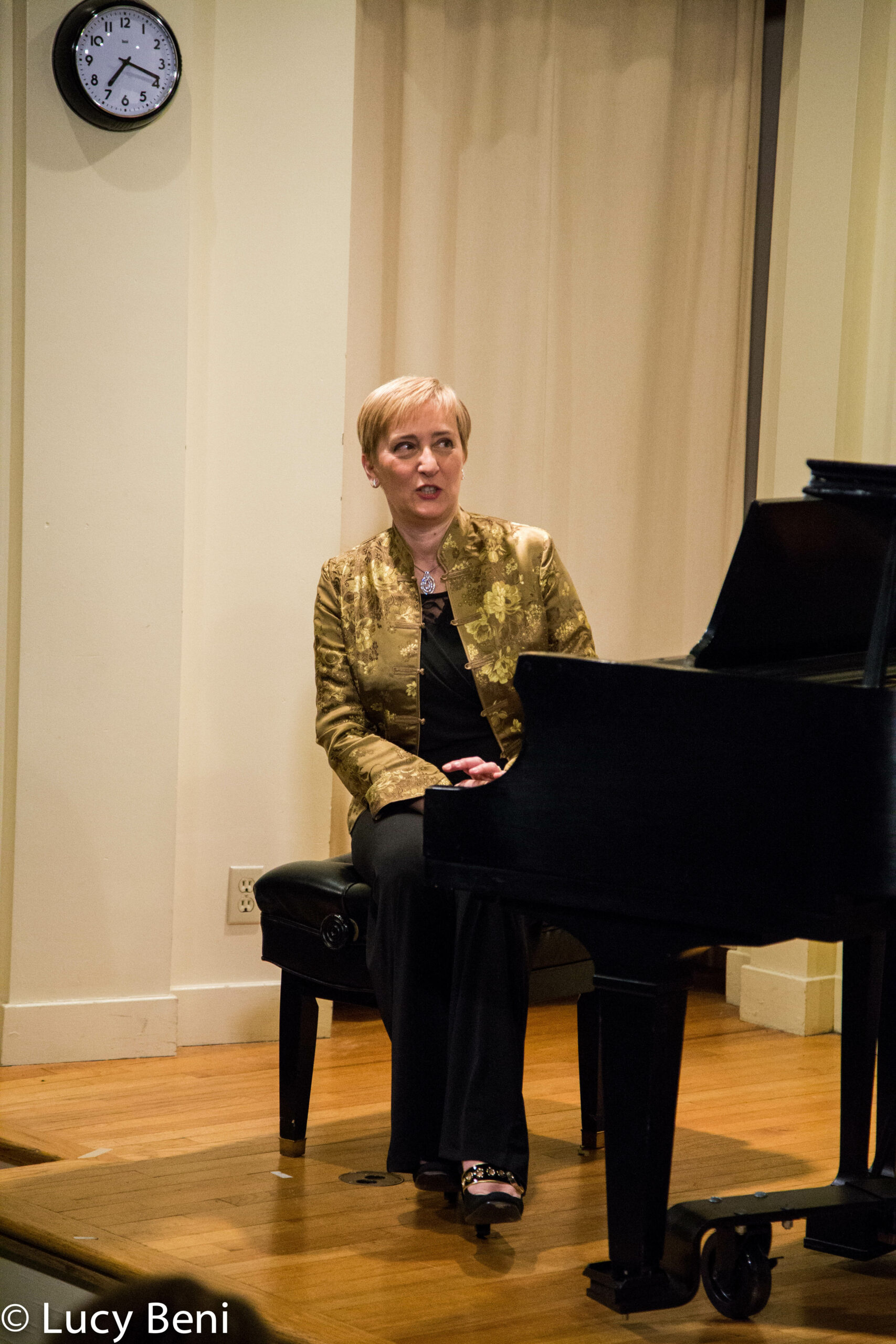 lady-potrait-from-concert-luigi-faber-genova-at-casa-italiana