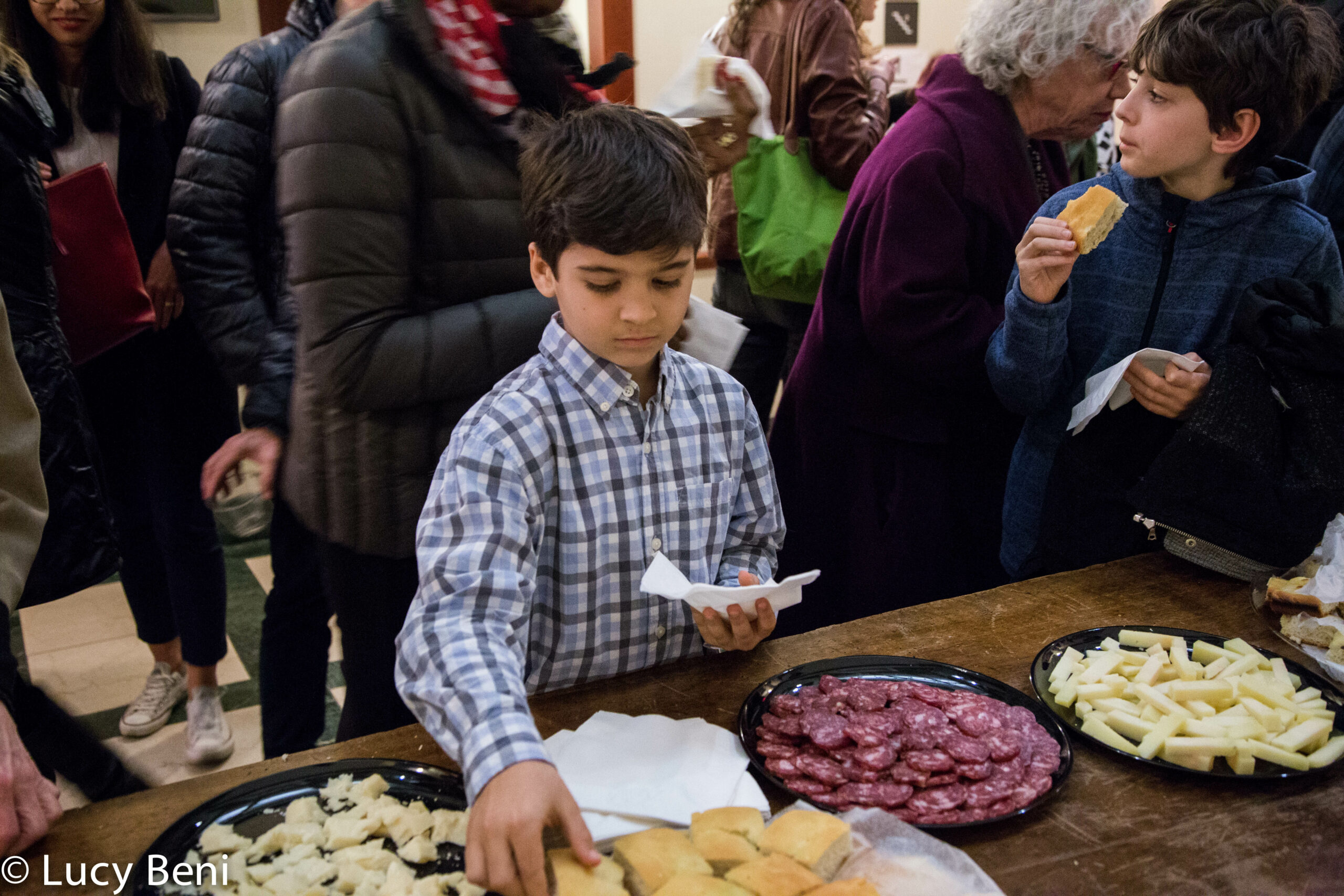 guests-having-food-from-concert-luigi-faber-genova-at-casa-italiana
