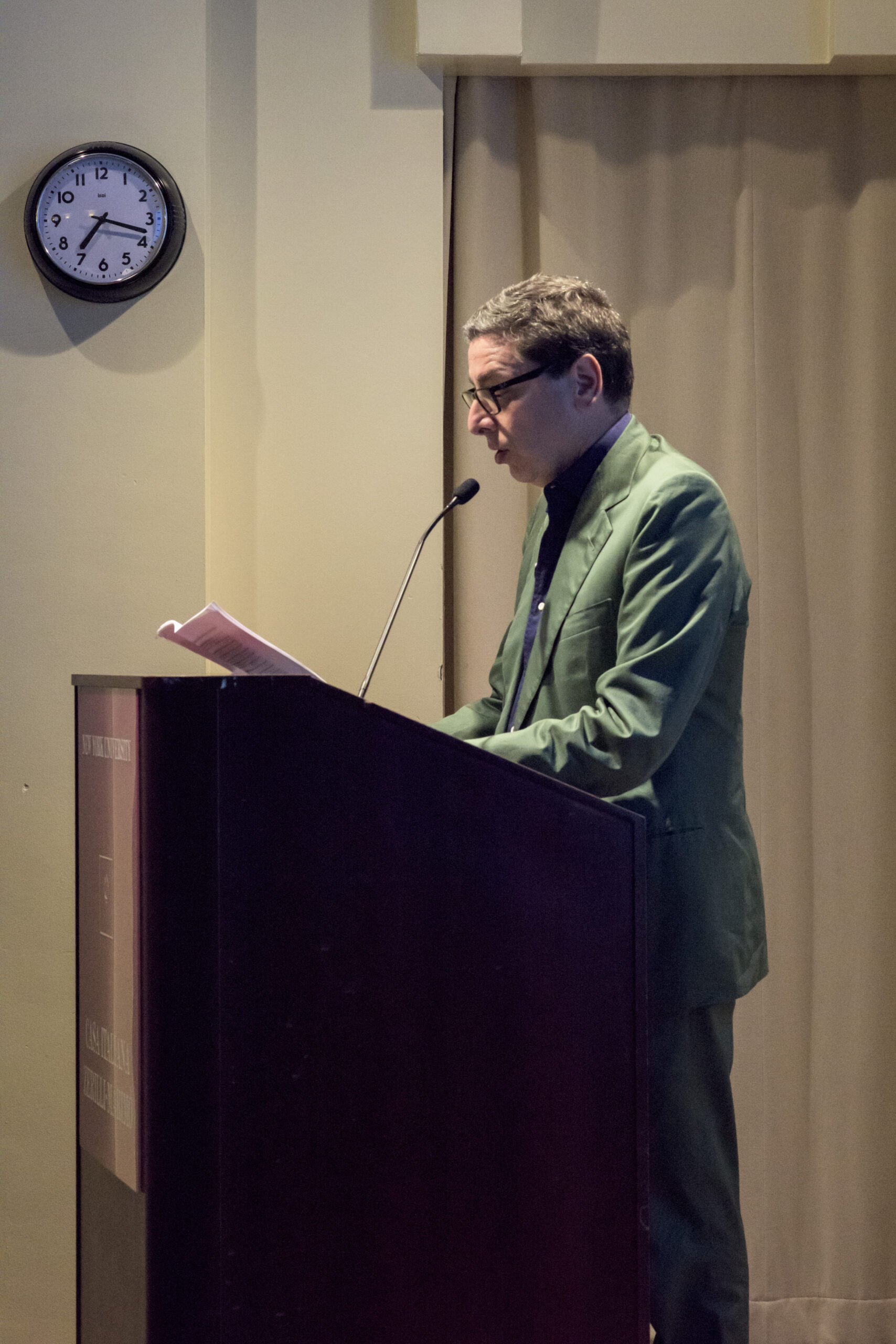 speaker-talking-from-le-conversazioni-2016-at-casa-italiana