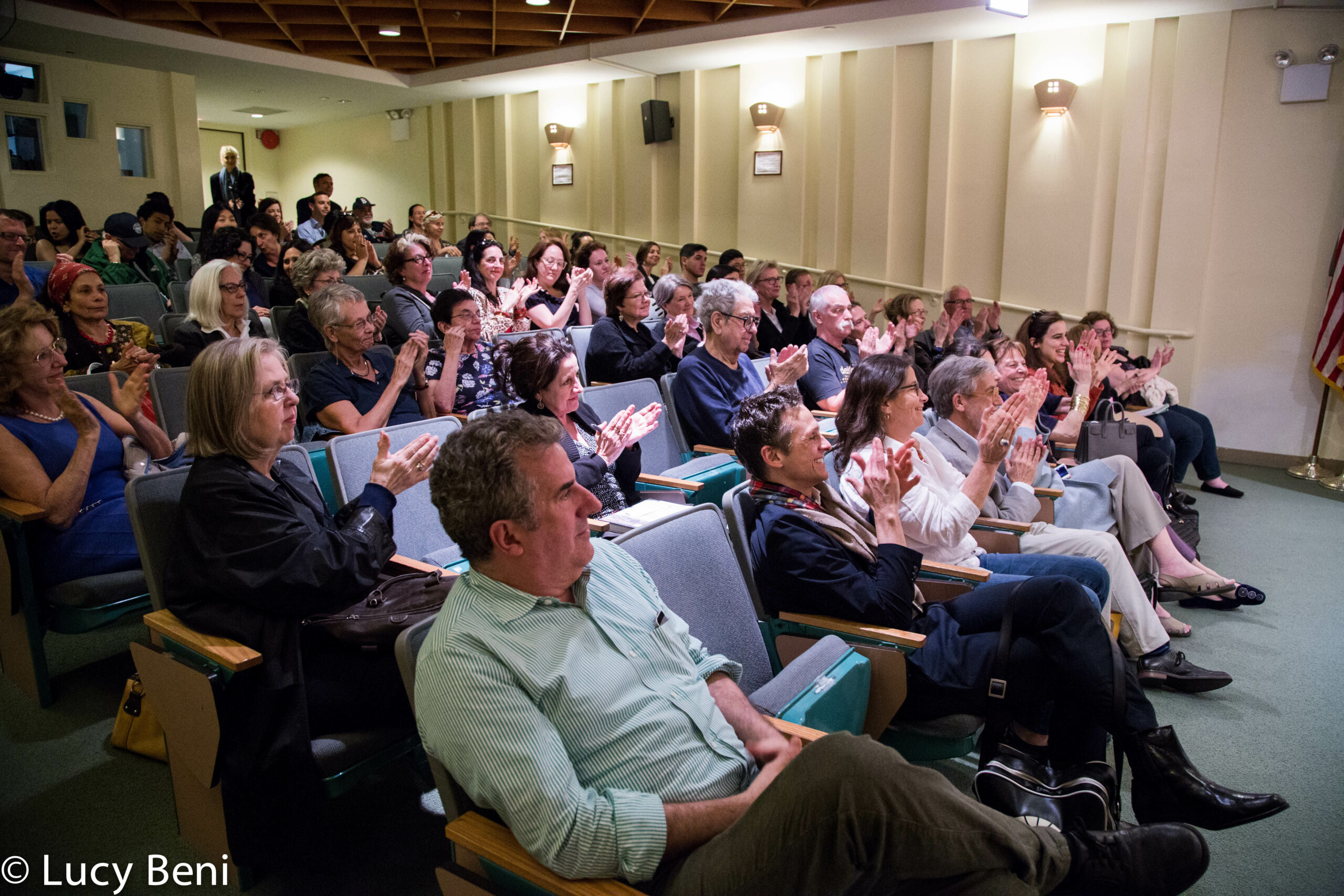 spectators-clapping-from-book-presentation-tasting-rome-at-casa-italiana