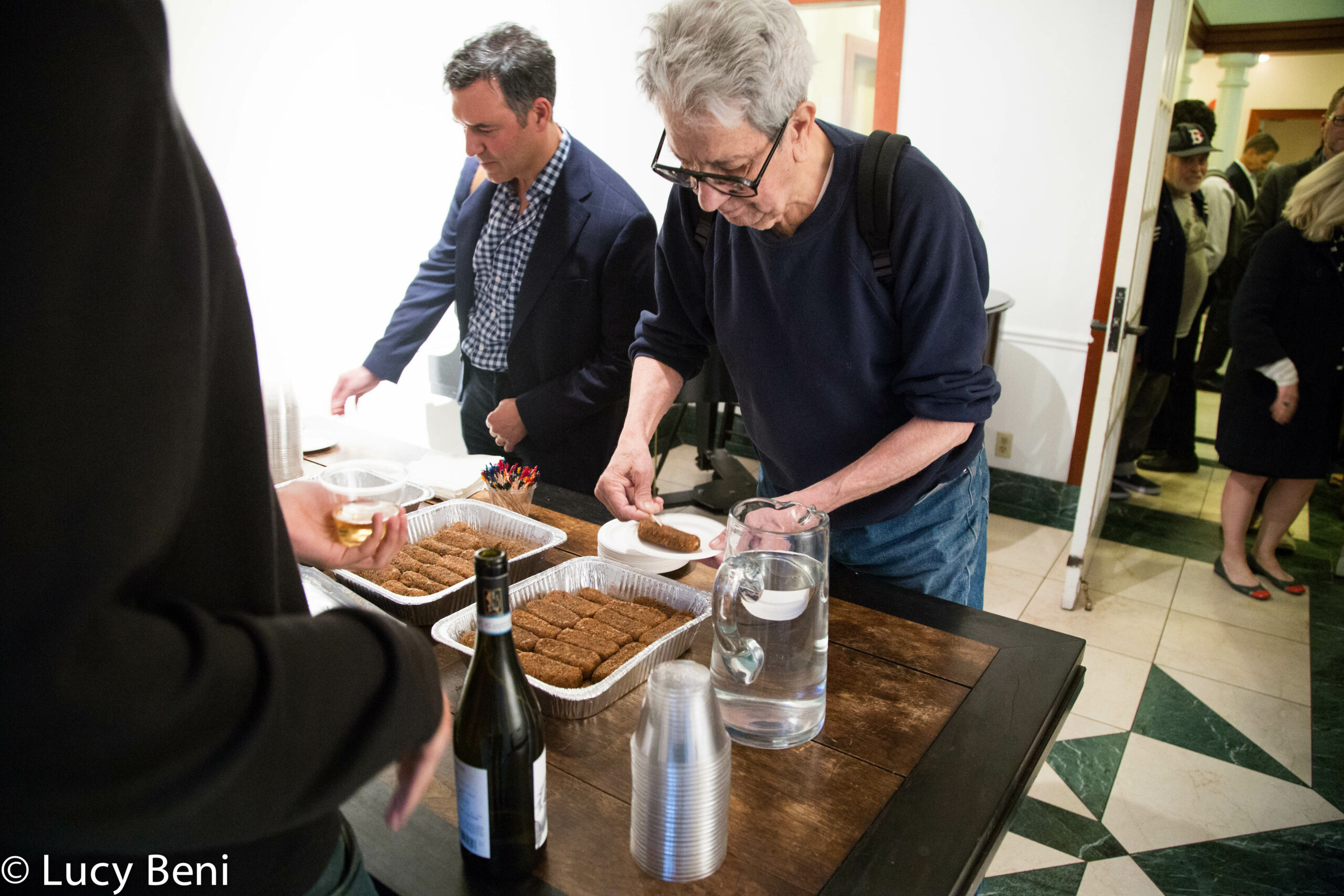 guests-eating-food-from-book-presentation-tasting-rome-at-casa-italiana