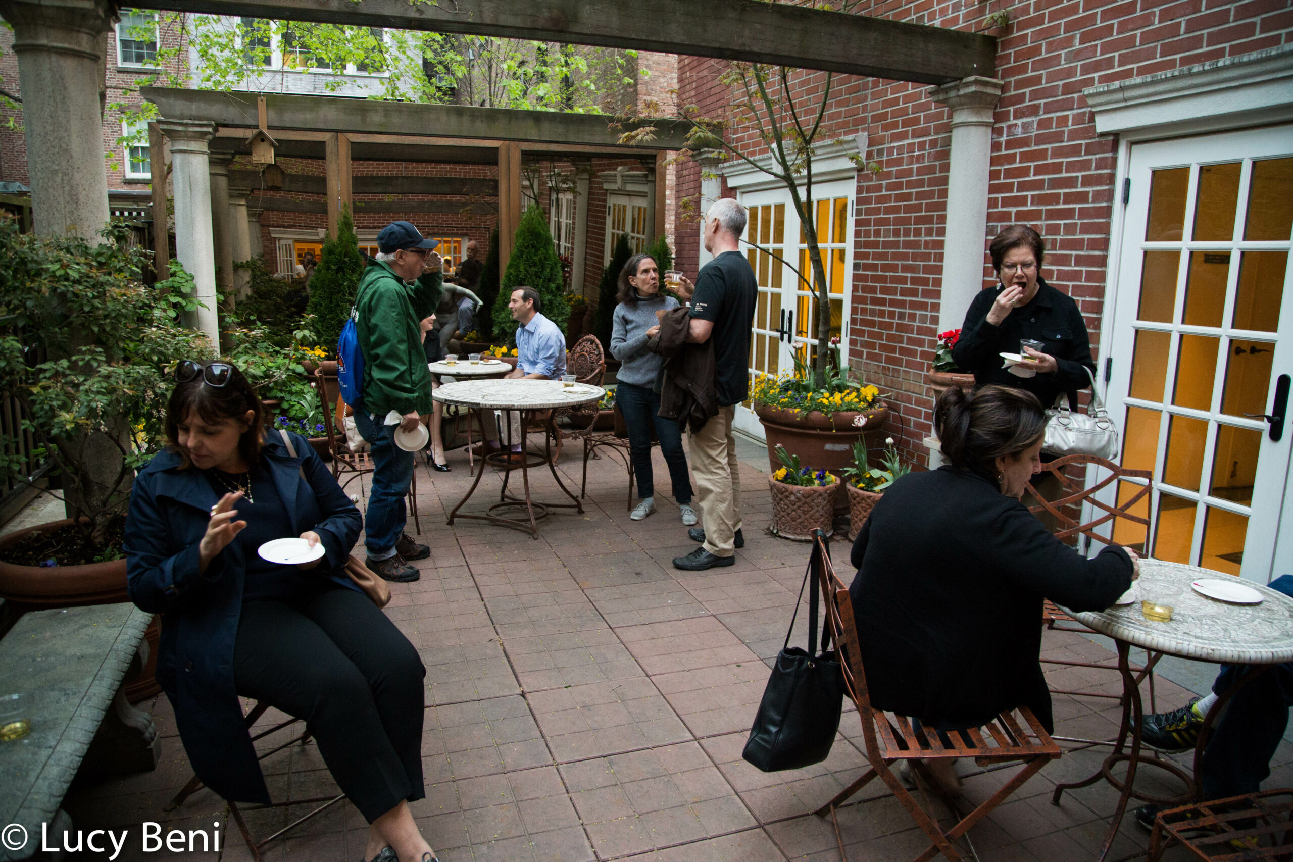 guests-eating-food-from-book-presentation-tasting-rome-at-casa-italiana