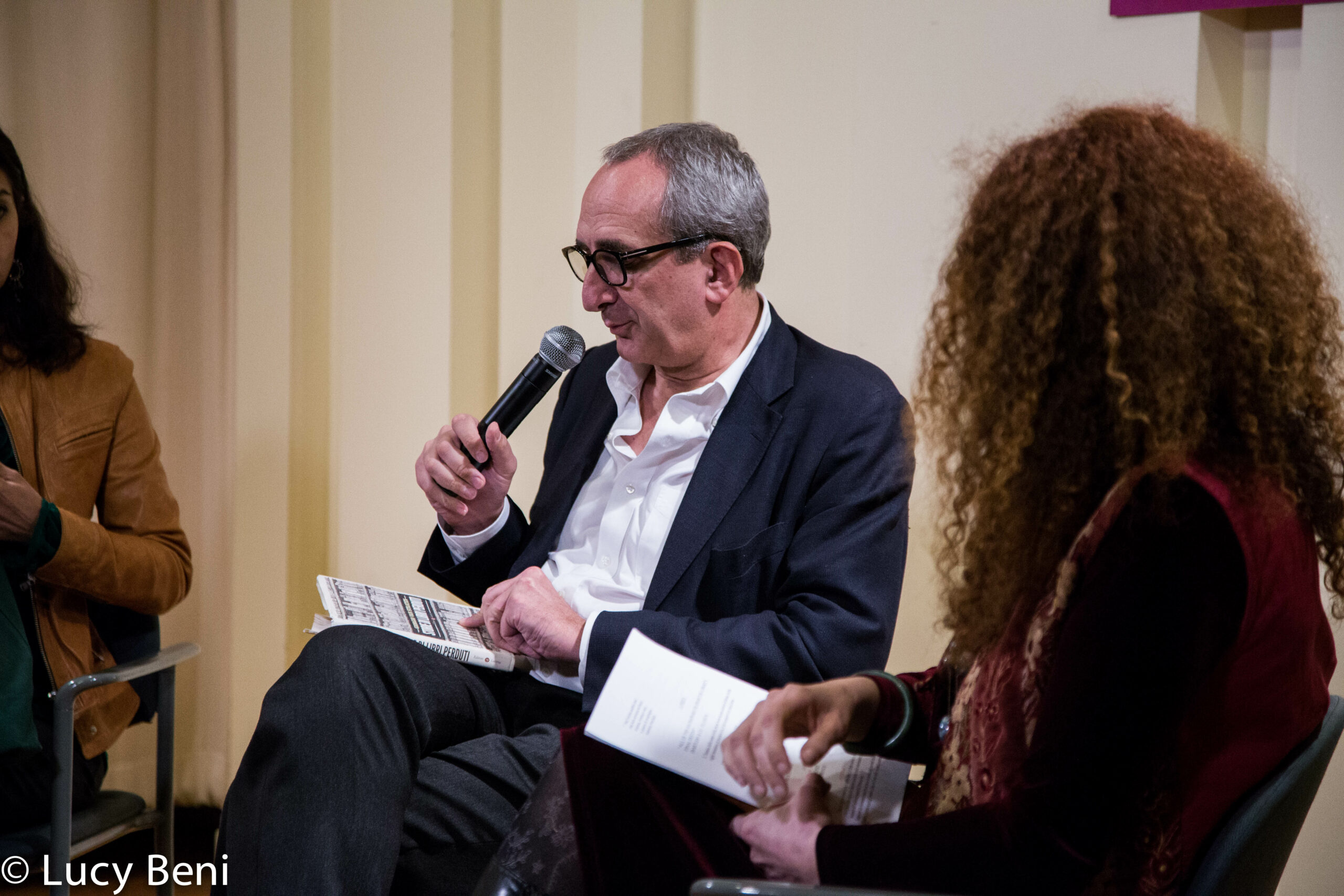 author-talking-from-book-presentation-stories-of-lost-books-at-casa-italiana