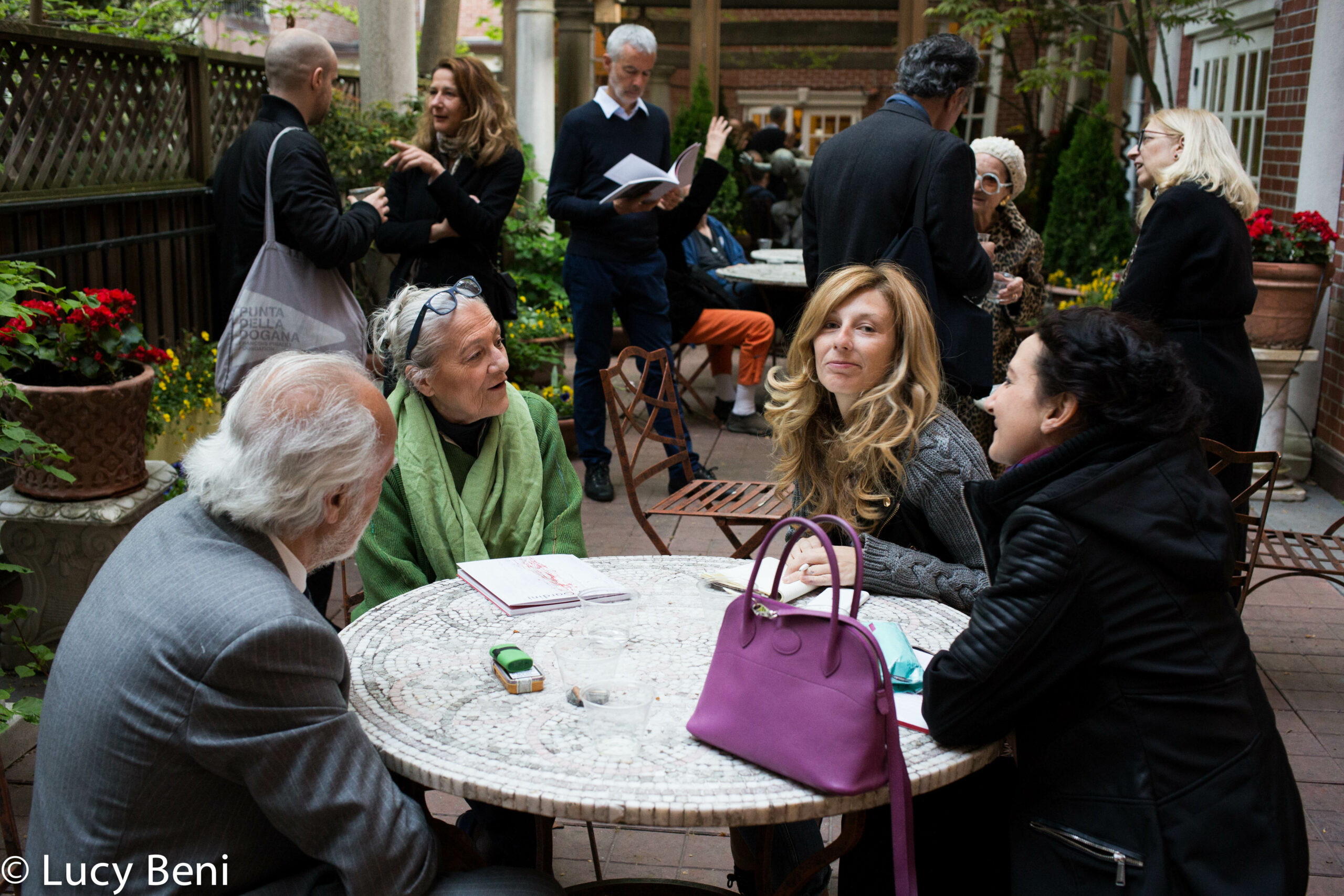 guests-interacting-from-exhibition-opening-luisa-gardini-at-casa-italiana