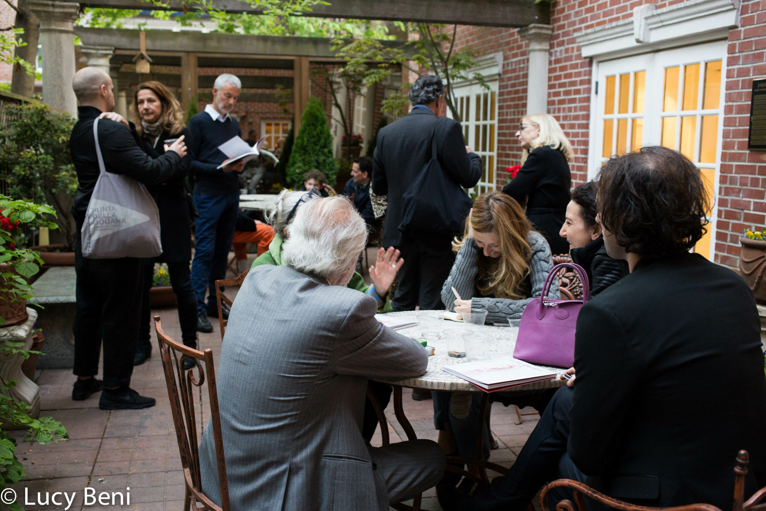 guests-interacting-from-exhibition-opening-luisa-gardini-at-casa-italiana