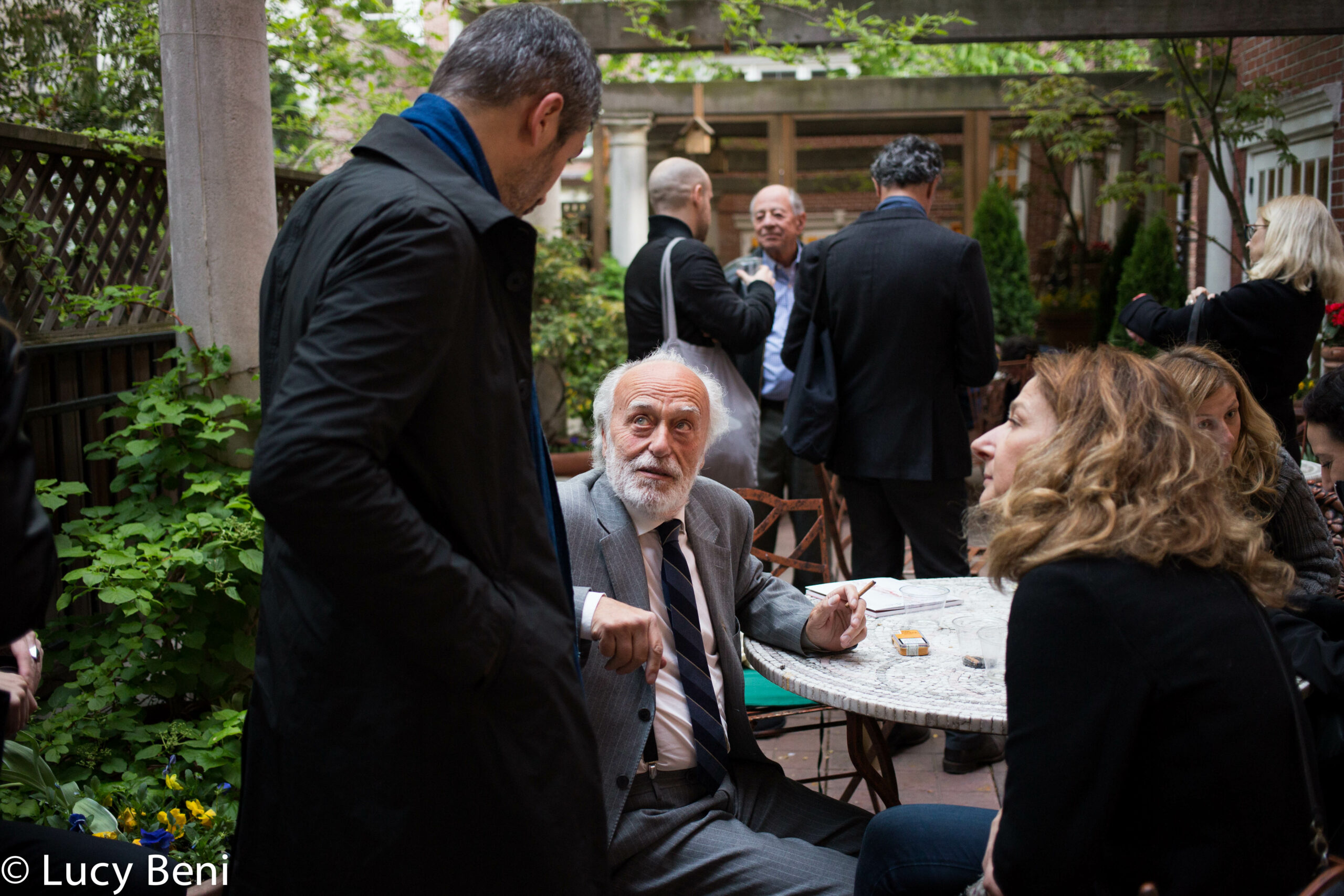 guests-interacting-from-exhibition-opening-luisa-gardini-at-casa-italiana