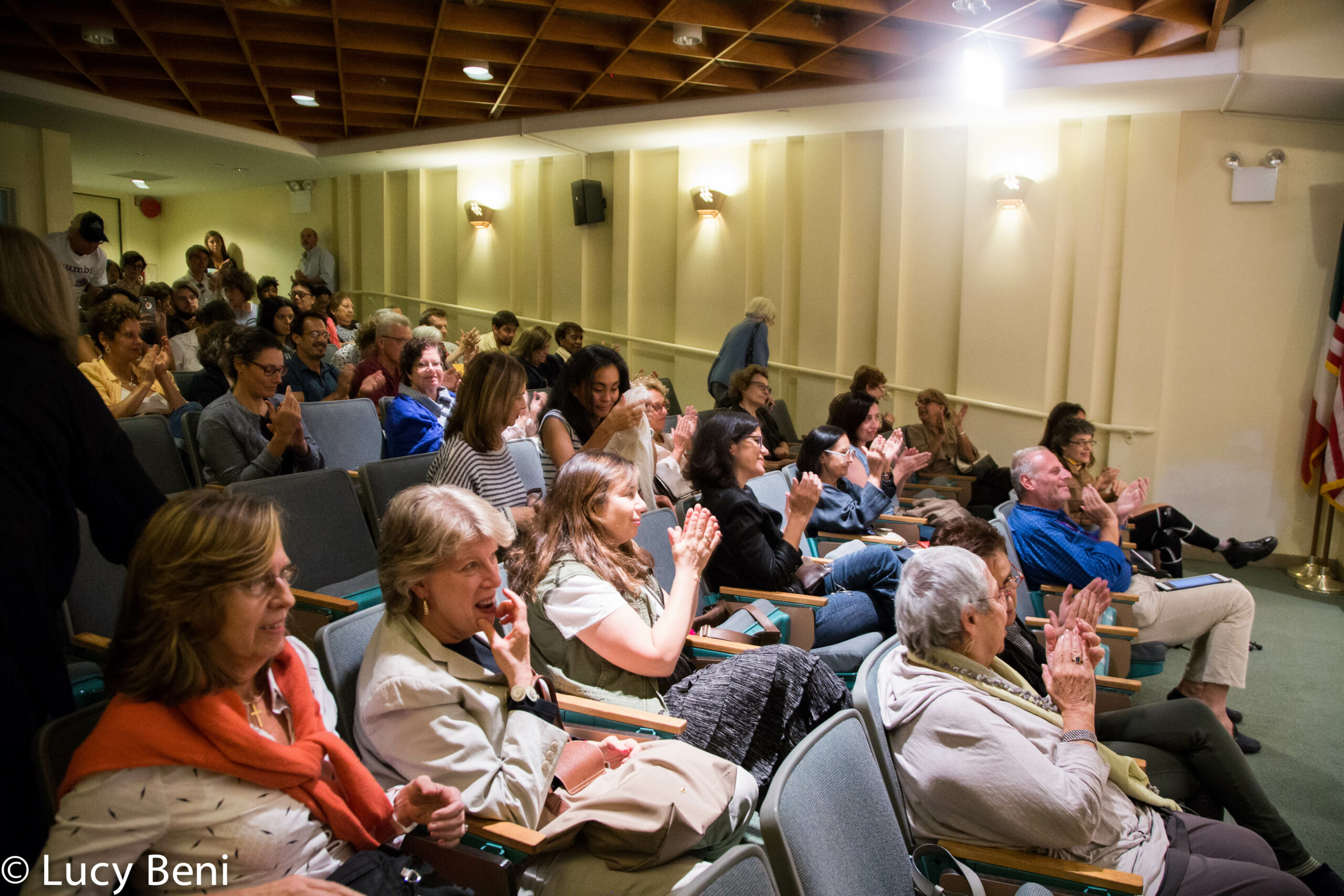 spectators-clapping-from-book-presentation-preserving-italy-at-casa-italiana