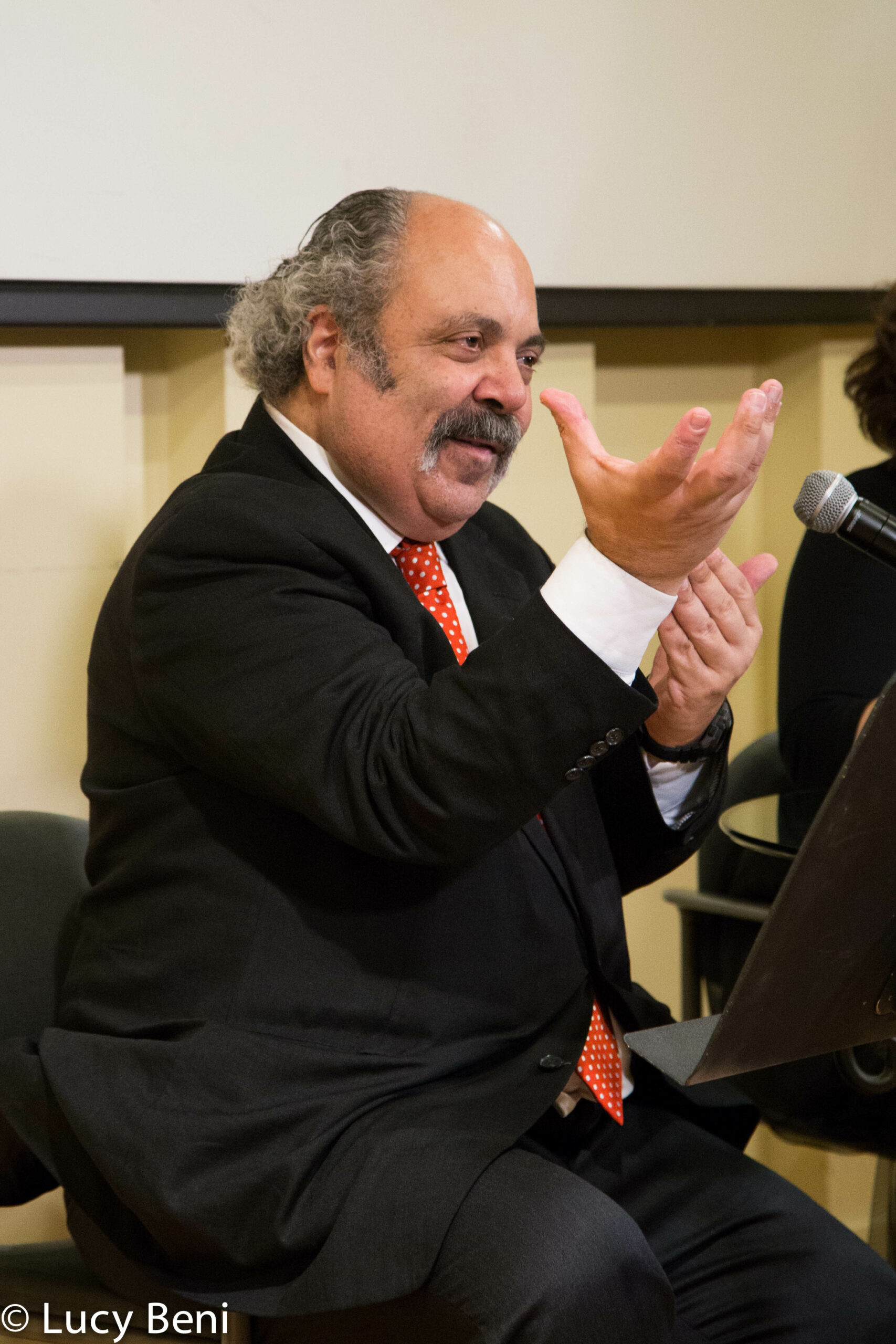 speaker-talking-from-adventures-in-italian-opera-marianna-pizzolato-at-casa-italiana