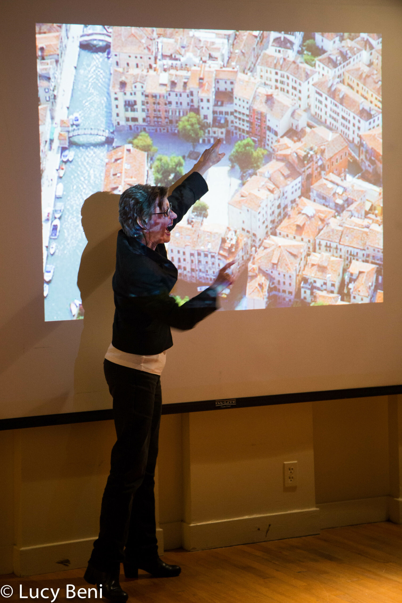 speaker-showing-image-on-projector-screen