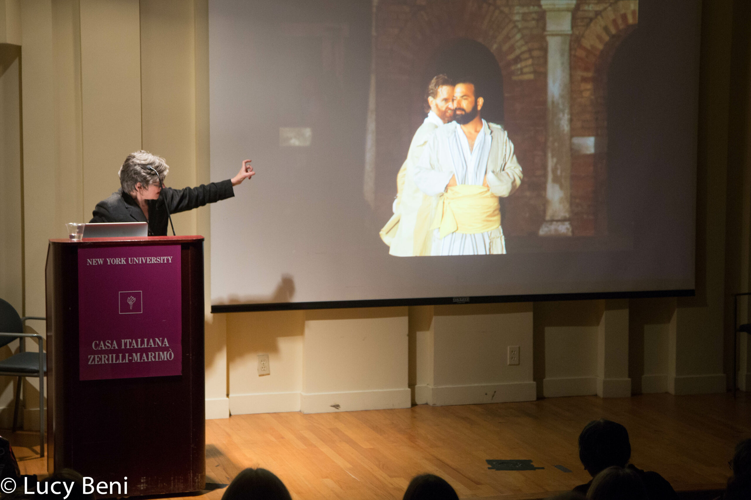 speaker-showing-image-on-projector-screen