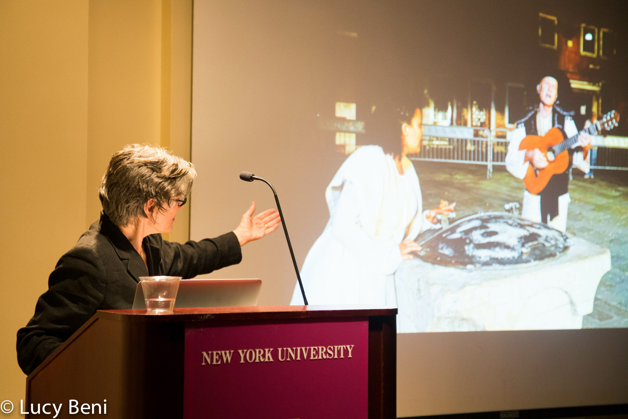 speaker-showing-image-on-projector-screen