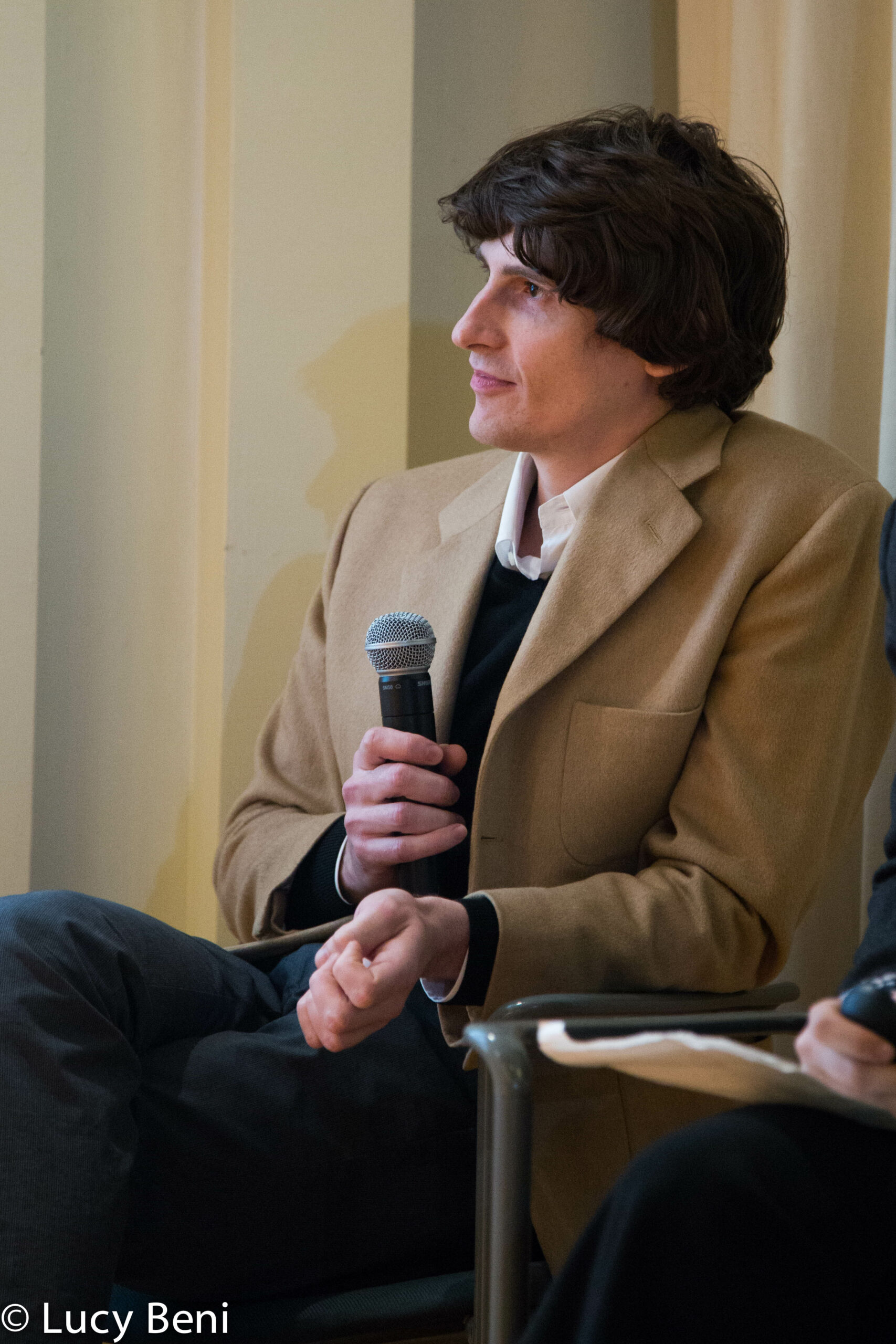 speaker-talking-from-gallery-talk-at-casa-italiana