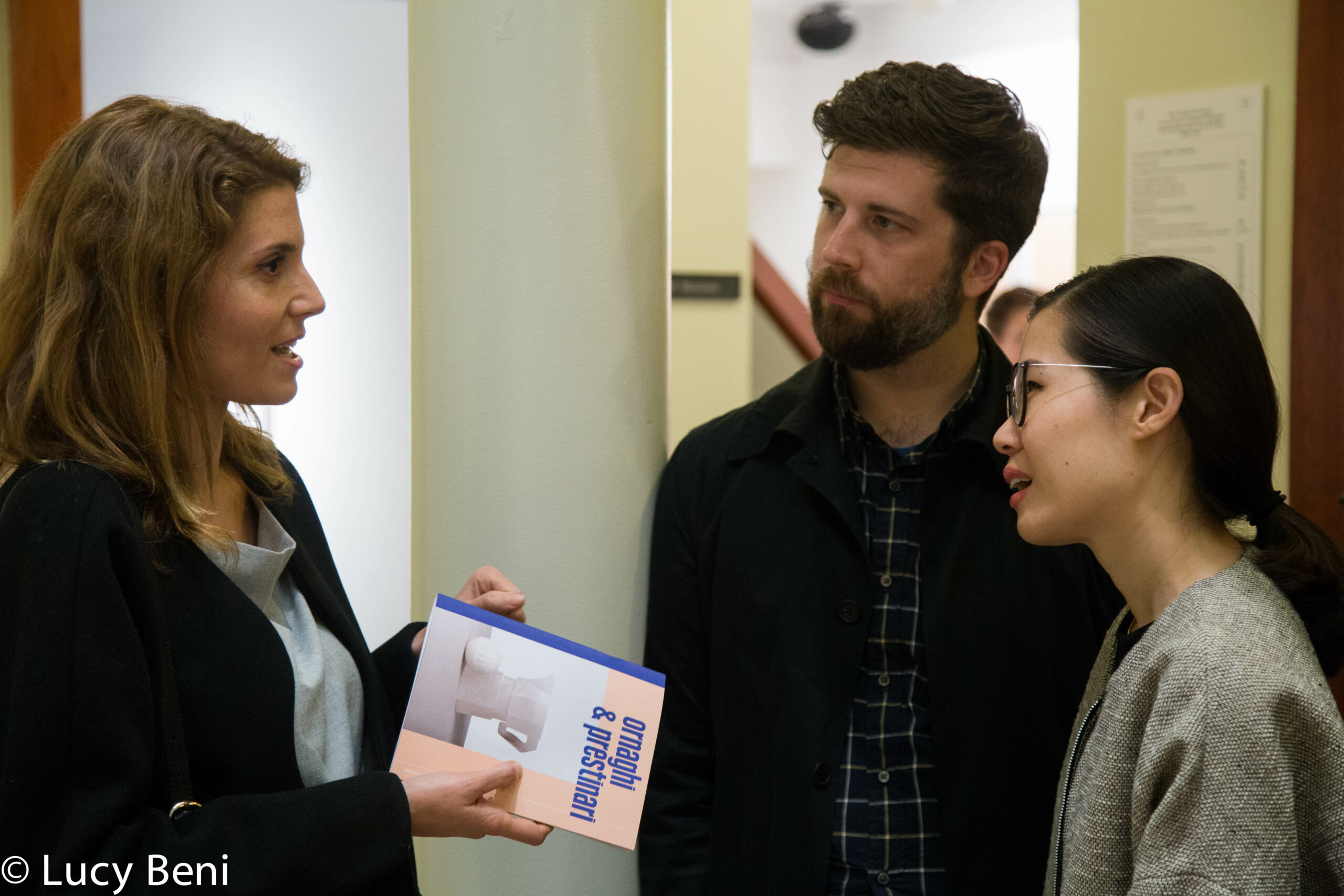 guests-interacting-from-gallery-talk-at-casa-italiana
