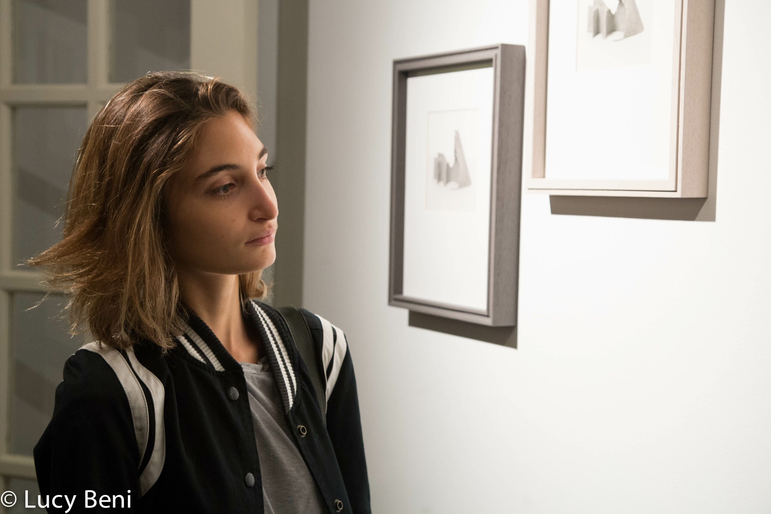 girl-seeing-artwork-on-wall-from-gallery-talk-at-casa-italiana