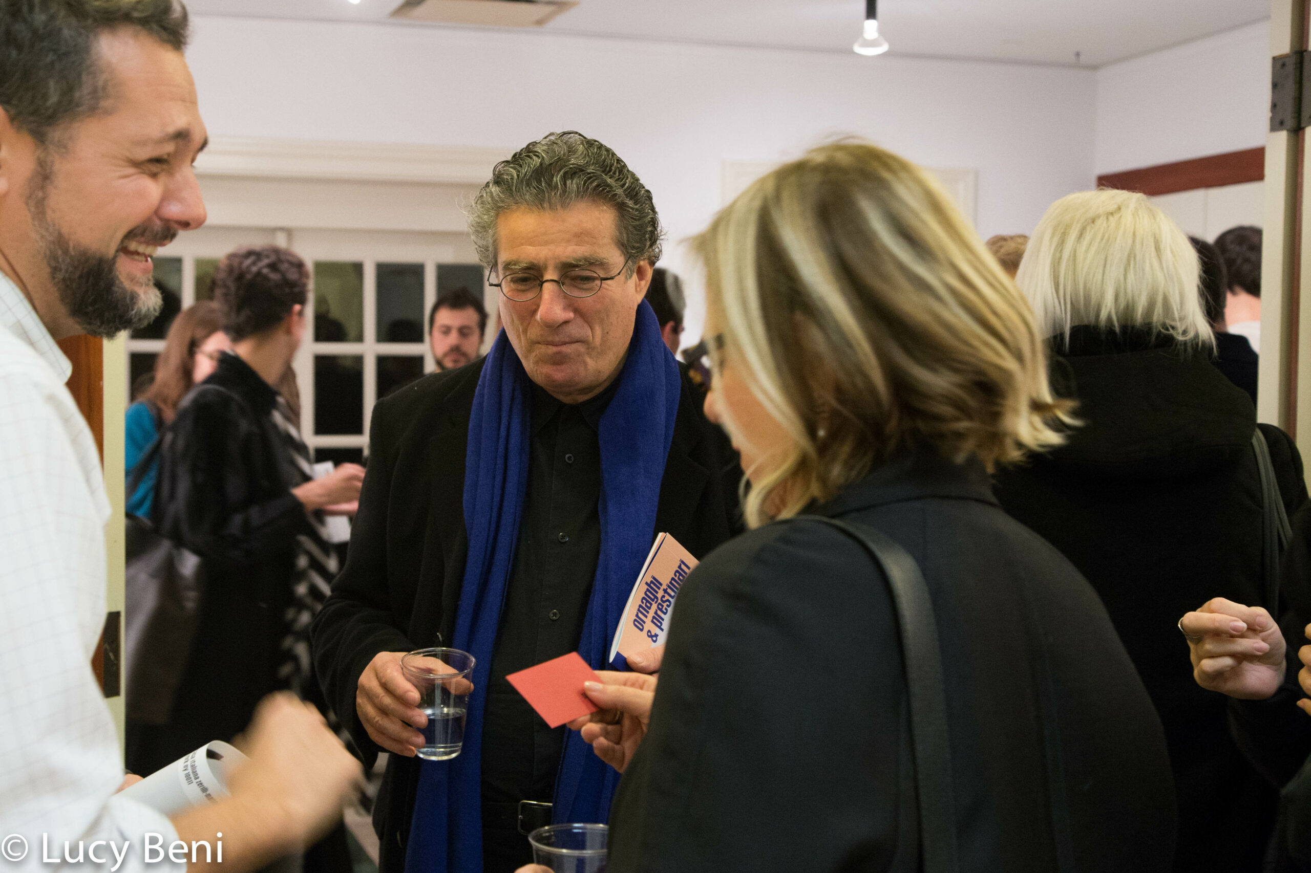 guests-interacting-from-gallery-talk-at-casa-italiana