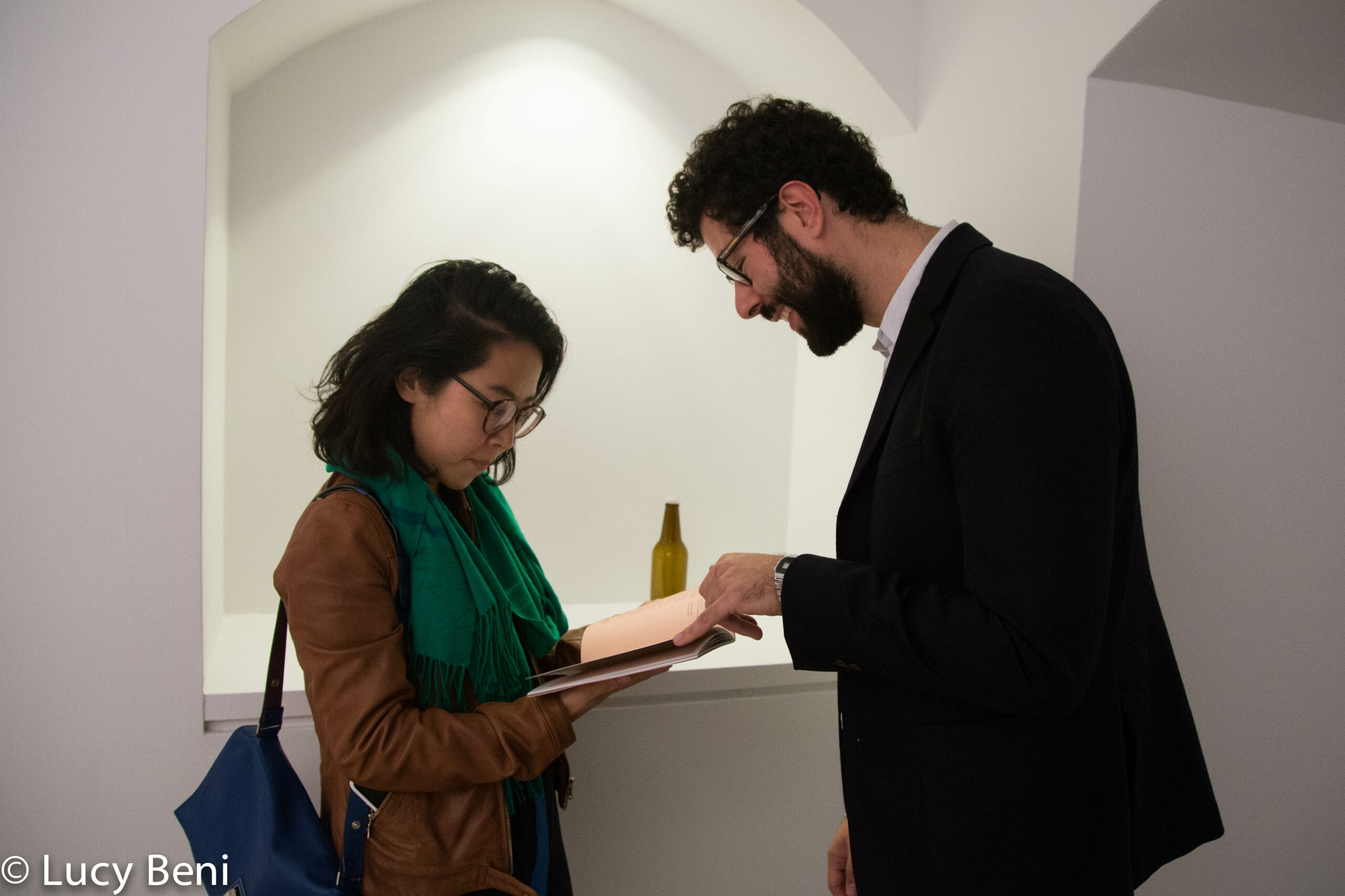 guests-interacting-from-gallery-talk-at-casa-italiana