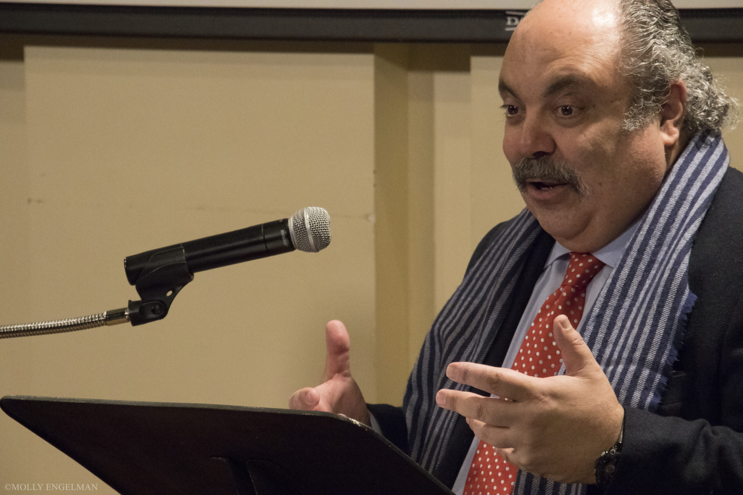 speaker-talking-from-adventures-in-italian-opera-at-casa-italiana