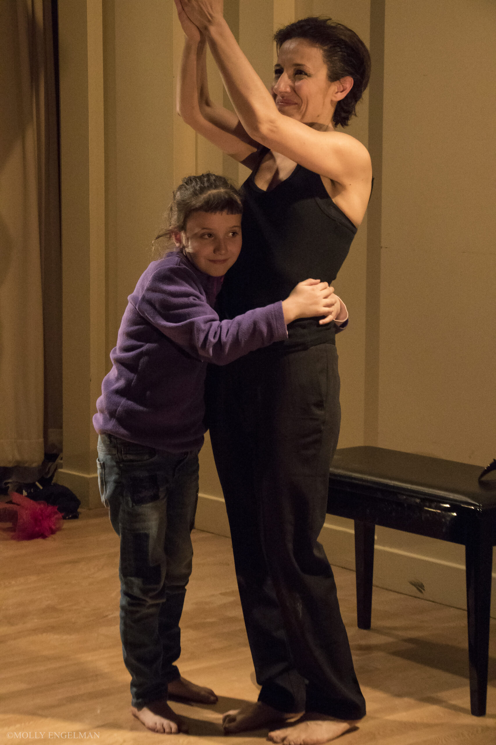 small-girl-hugging-a-lady-from-in-scena-italian-theater-festival-ny-at-casa-italiana