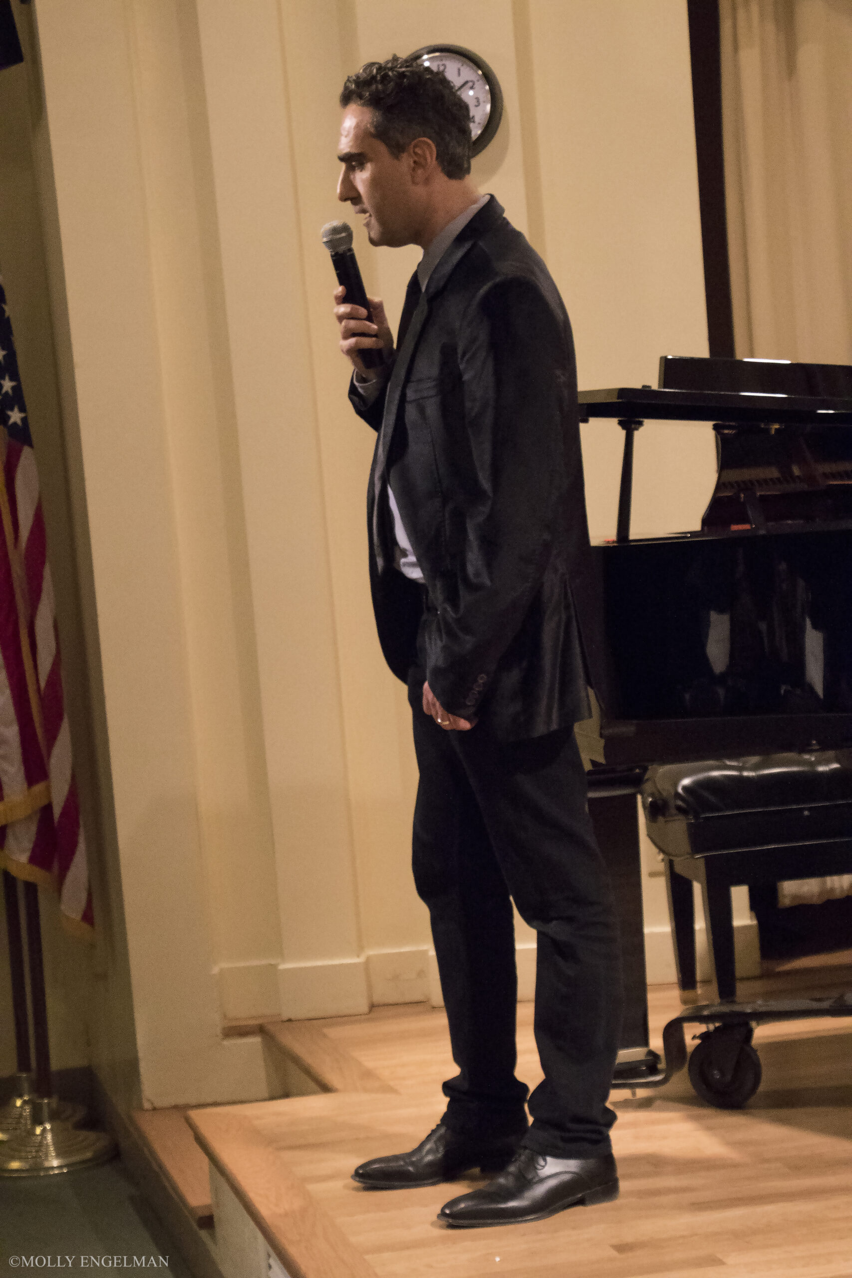 speaker-talking-from-concert-le-passioni-dellanima-at-casa-italiana
