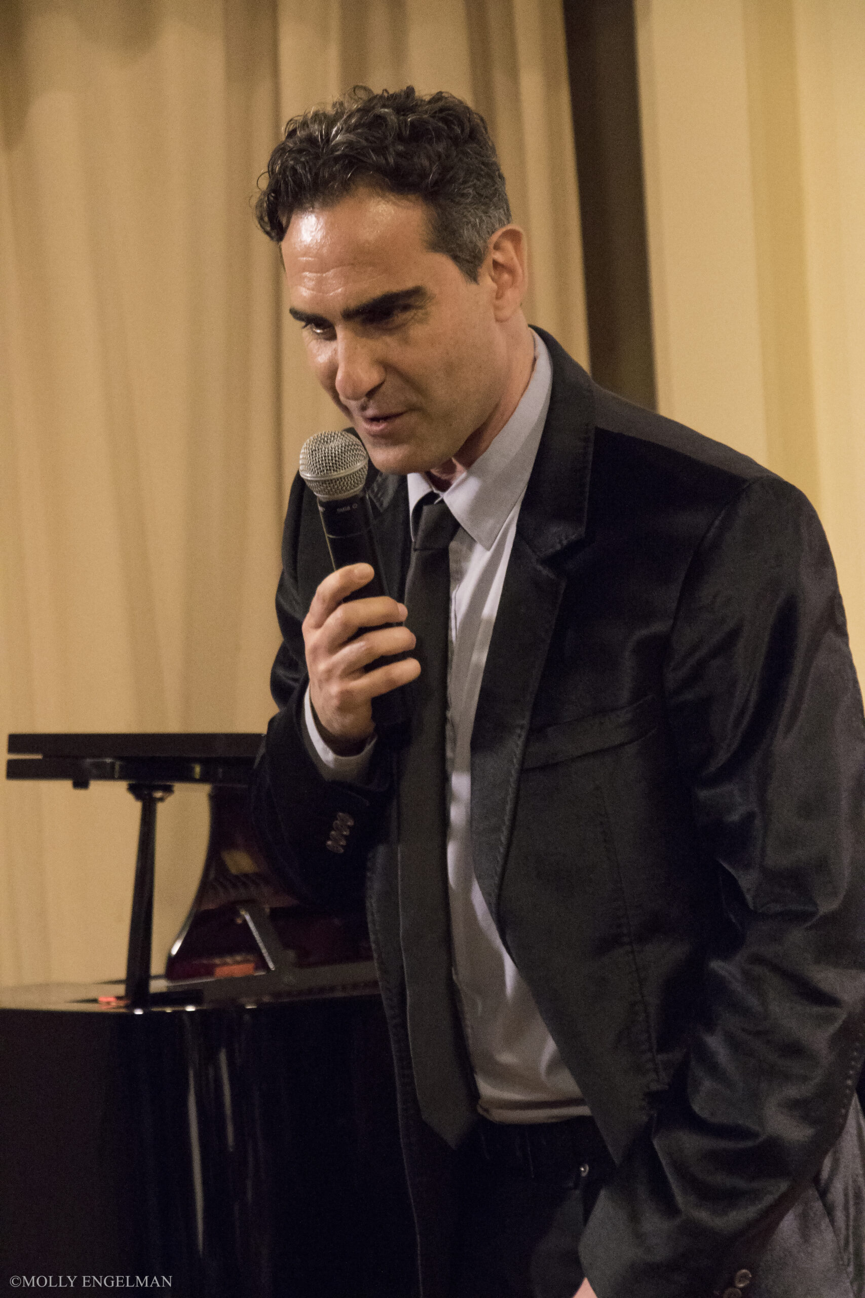 speaker-talking-from-concert-le-passioni-dellanima-at-casa-italiana