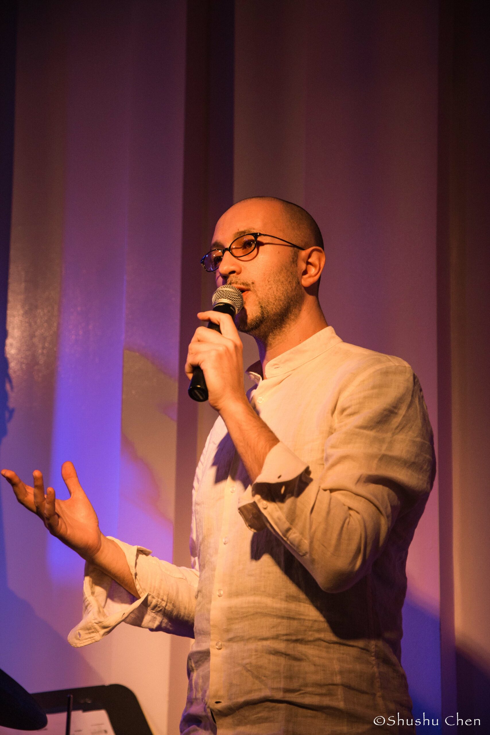 musician-talking-from-jazz-concert-luca-santaniello-at-casa-italiana