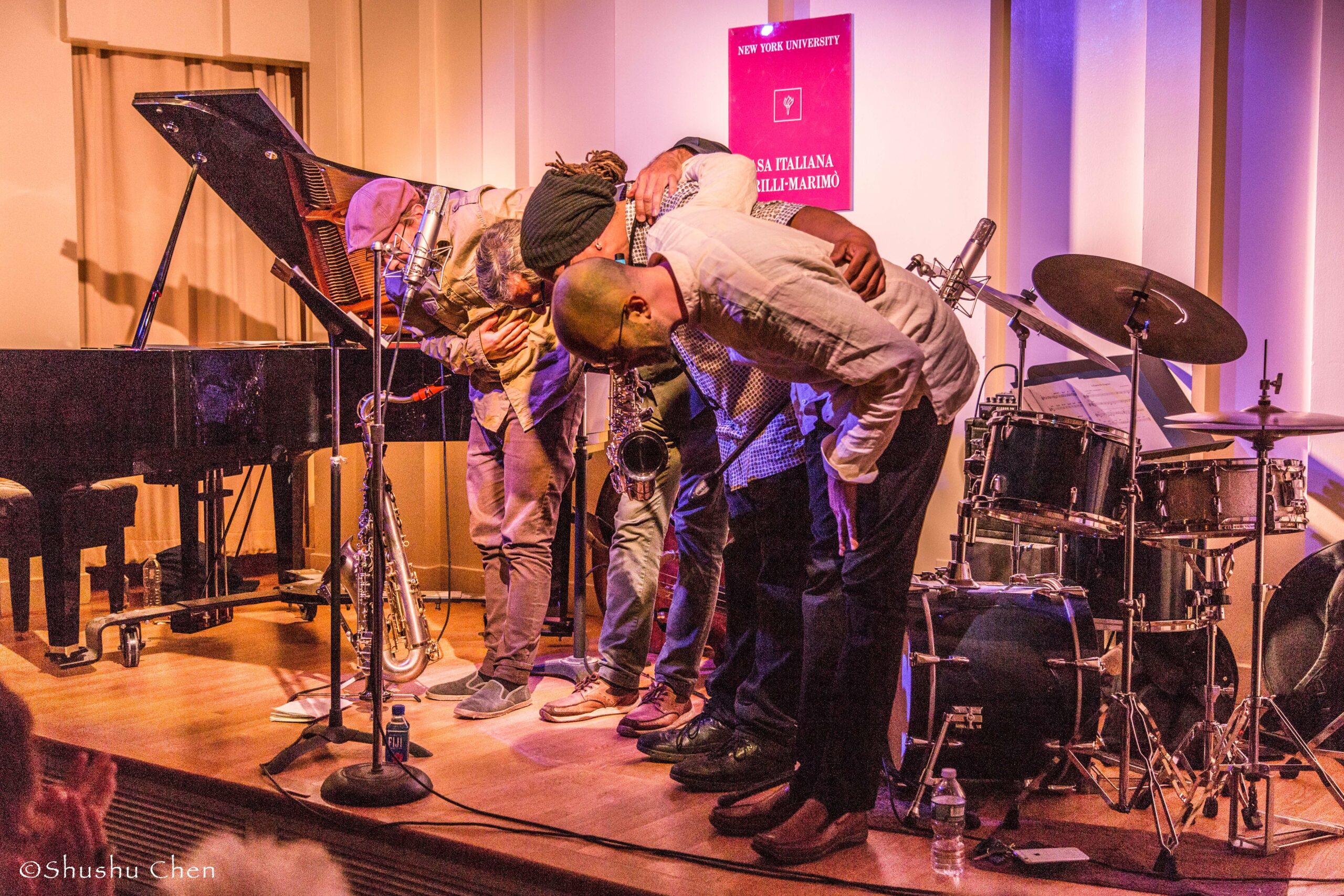 musicians-bowing-down-from-jazz-concert-luca-santaniello-at-casa-italiana