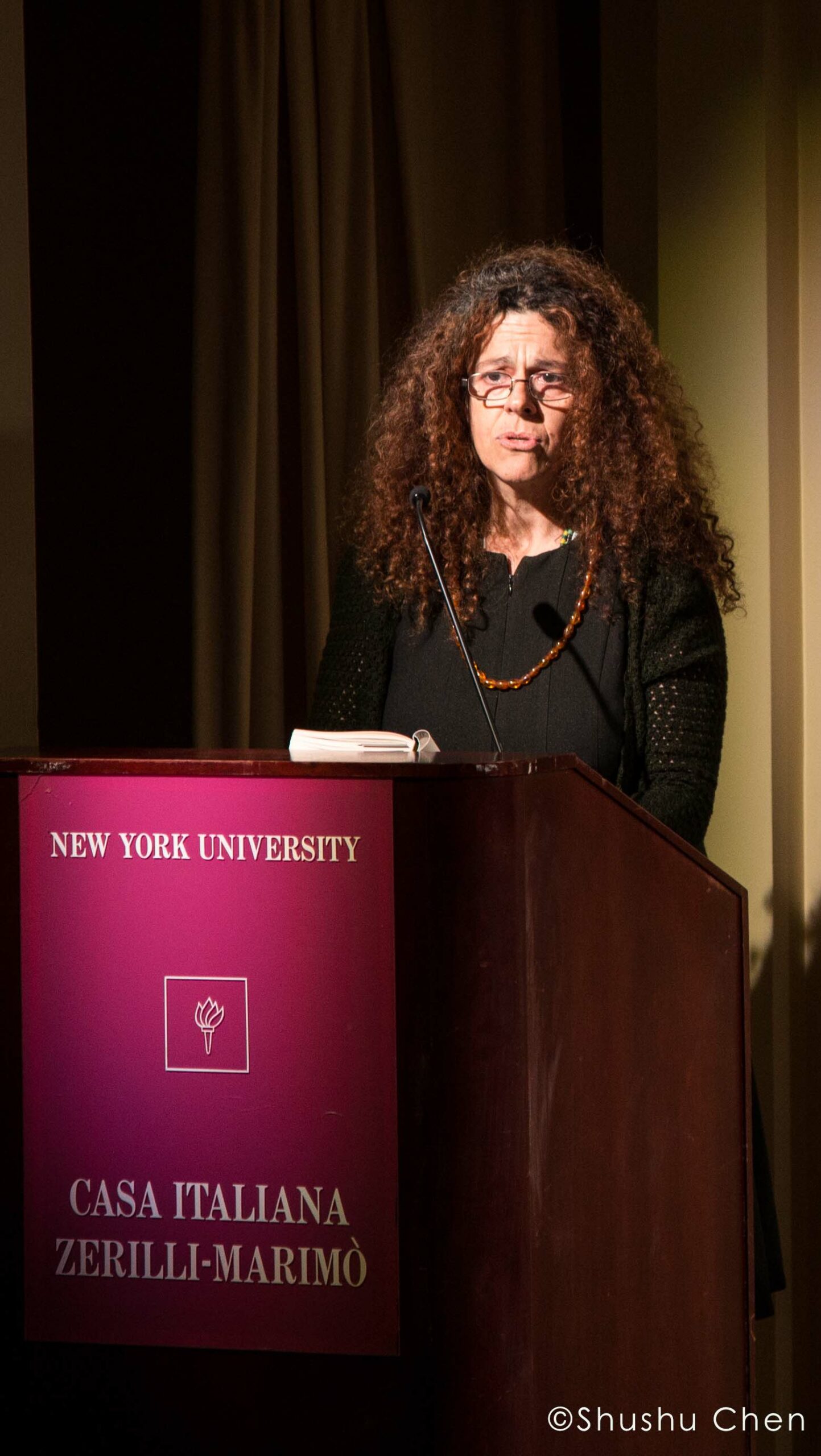 speaker-talking-from-book-presentation-come-dellaa-rosa-at-casa-italiana
