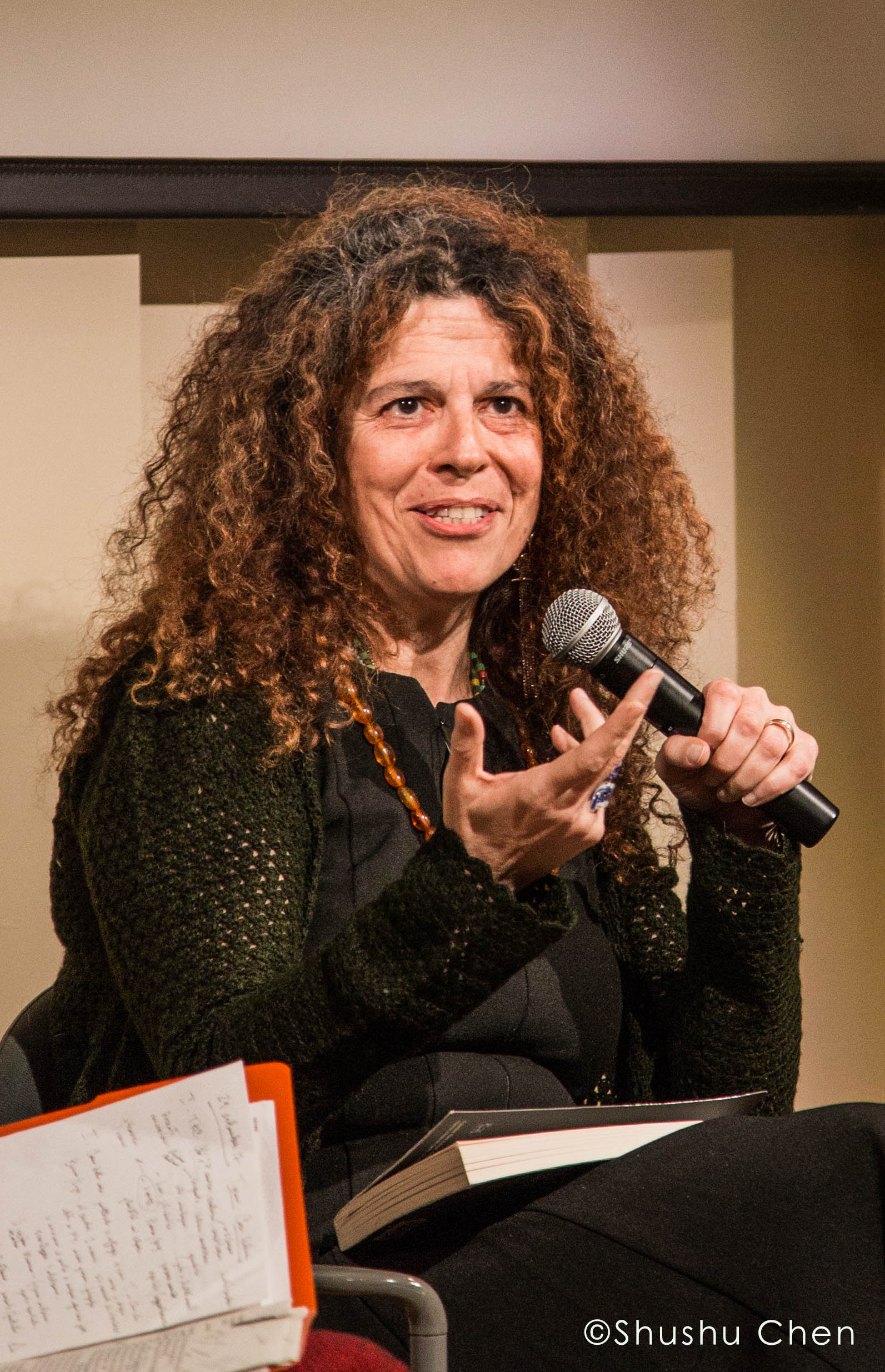 speaker-talking-from-book-presentation-come-dellaa-rosa-at-casa-italiana