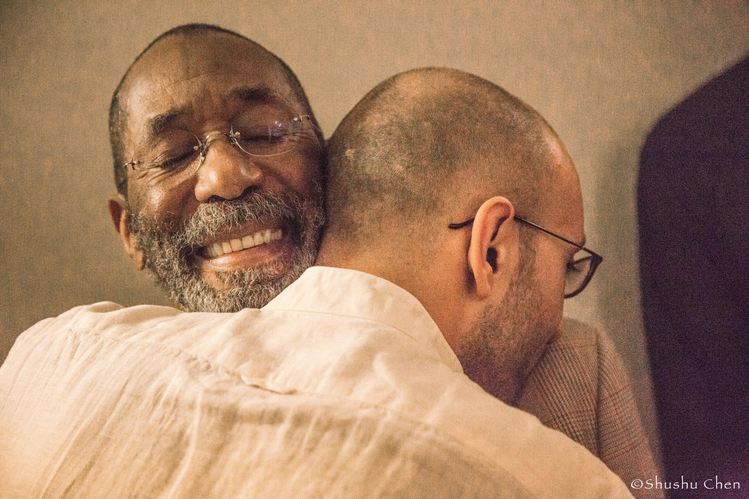 two-men-hugging-from-jazz-concert-luca-santaniello-at-casa-italiana