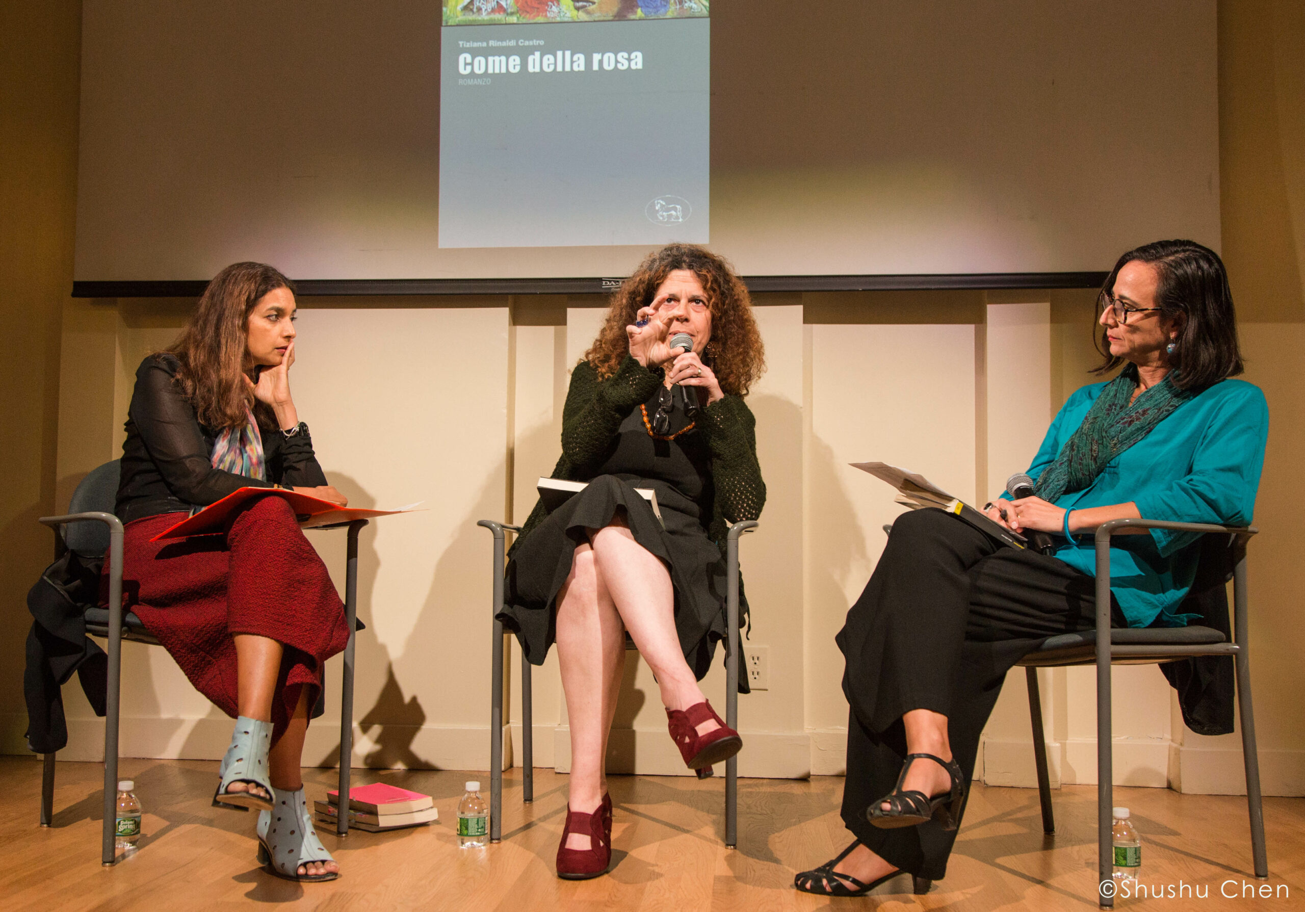 speaker-talking-from-book-presentation-come-dellaa-rosa-at-casa-italiana
