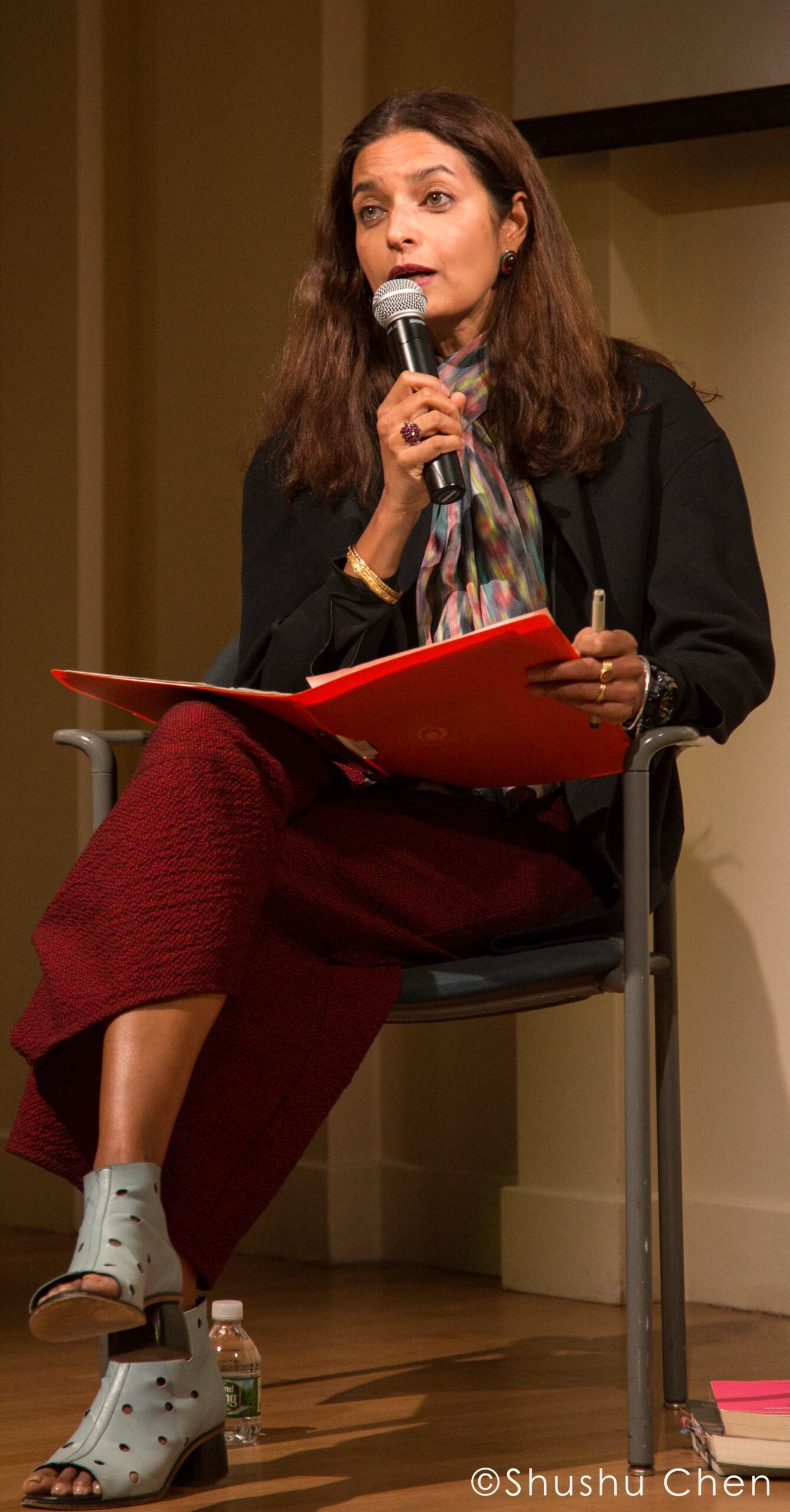 speaker-talking-from-book-presentation-come-dellaa-rosa-at-casa-italiana