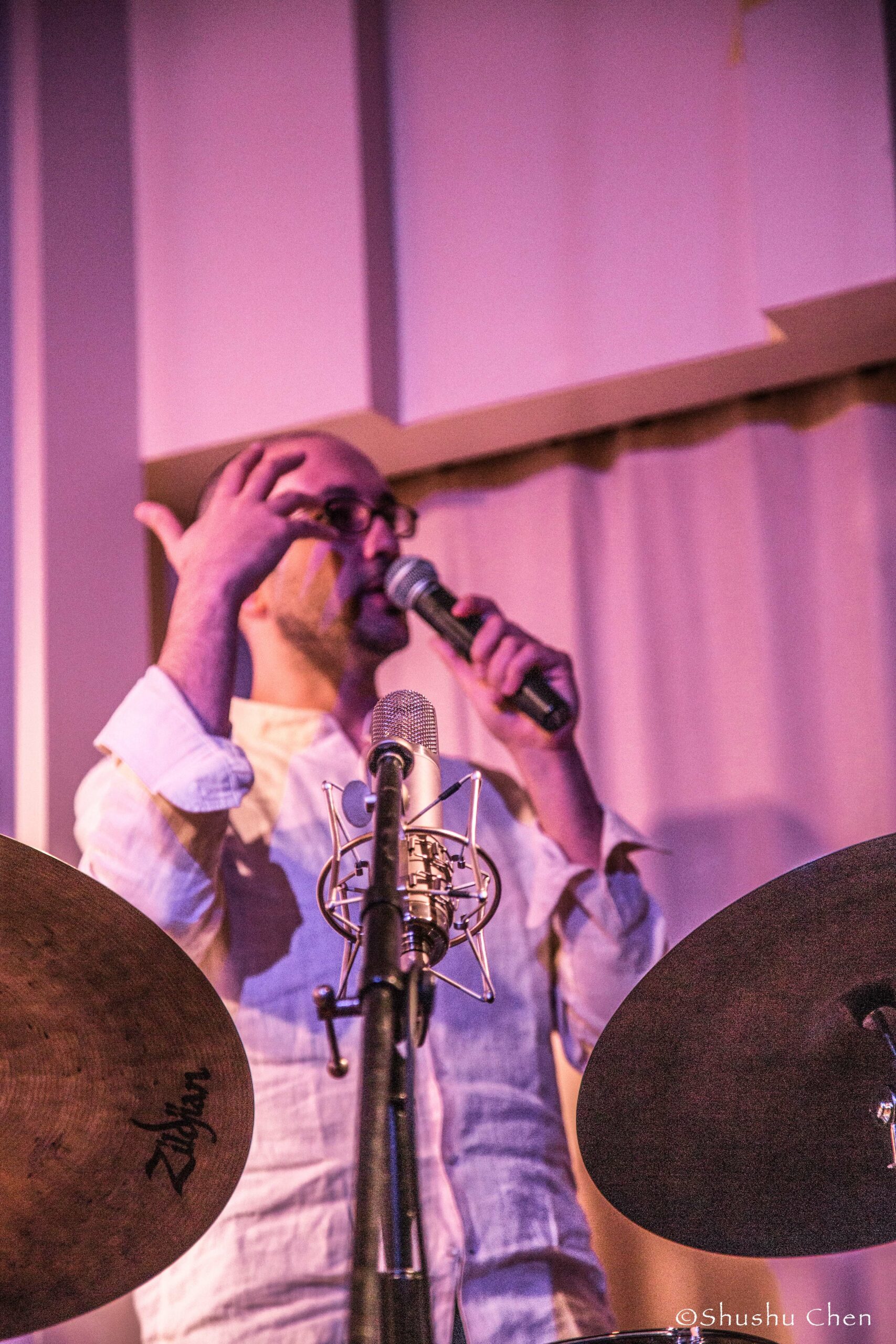 musician-talking-from-jazz-concert-luca-santaniello-at-casa-italiana