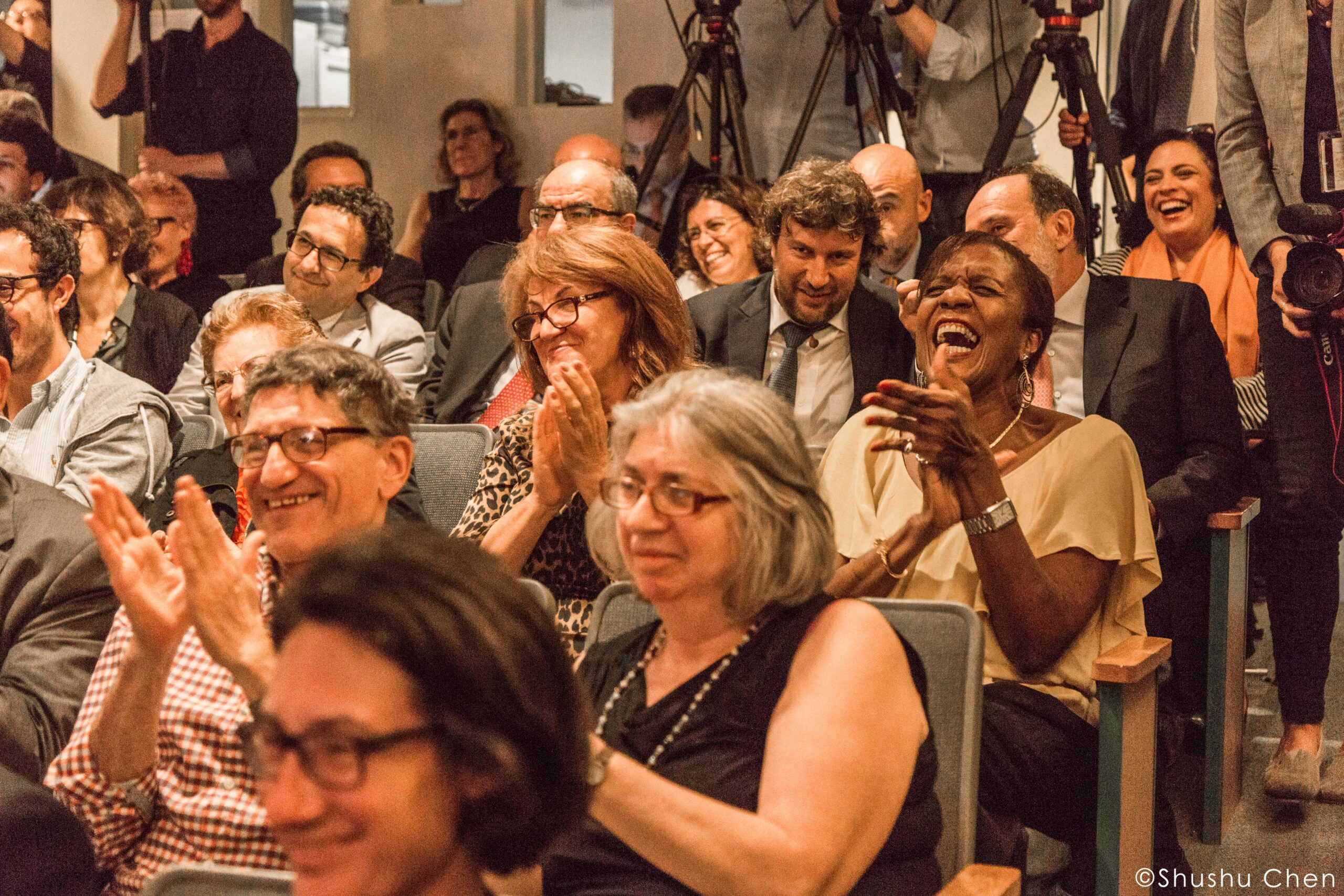 spectators-clapping-from-italian-prime-minister-paolo-gentiloni-at-casa-italiana