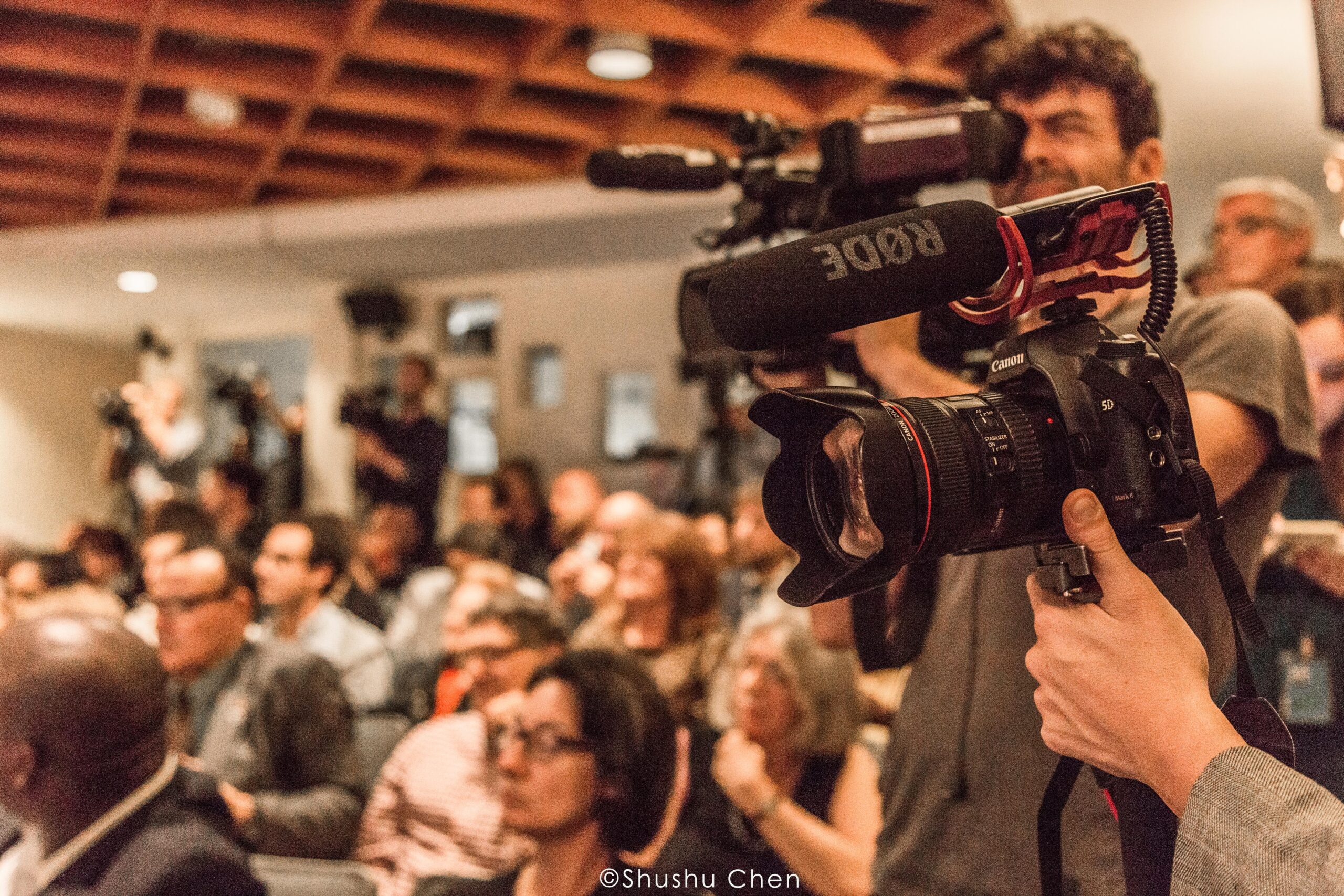 spectators-and-cameraman-from-italian-prime-minister-paolo-gentiloni-at-casa-italiana