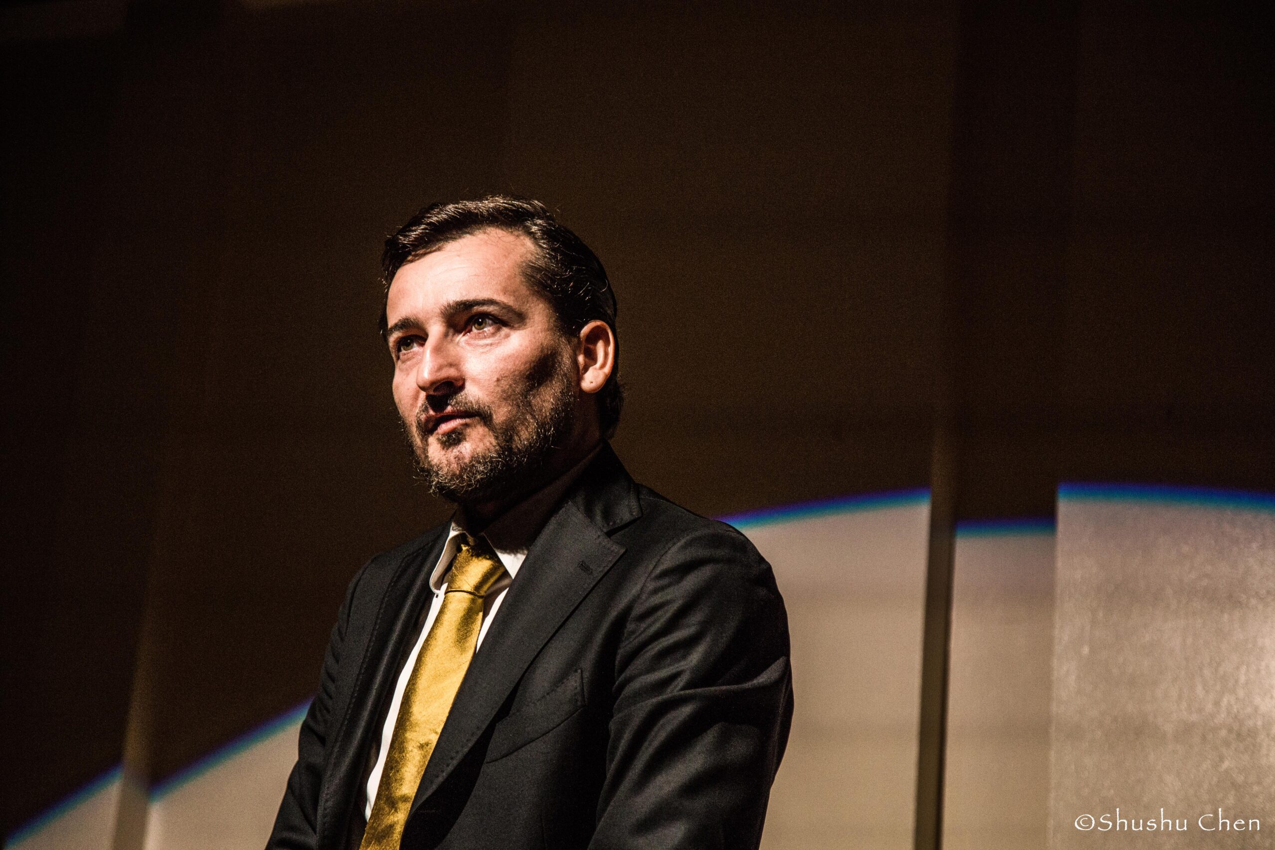 artist-performing-from-theatrical-performance-at-casa-italiana