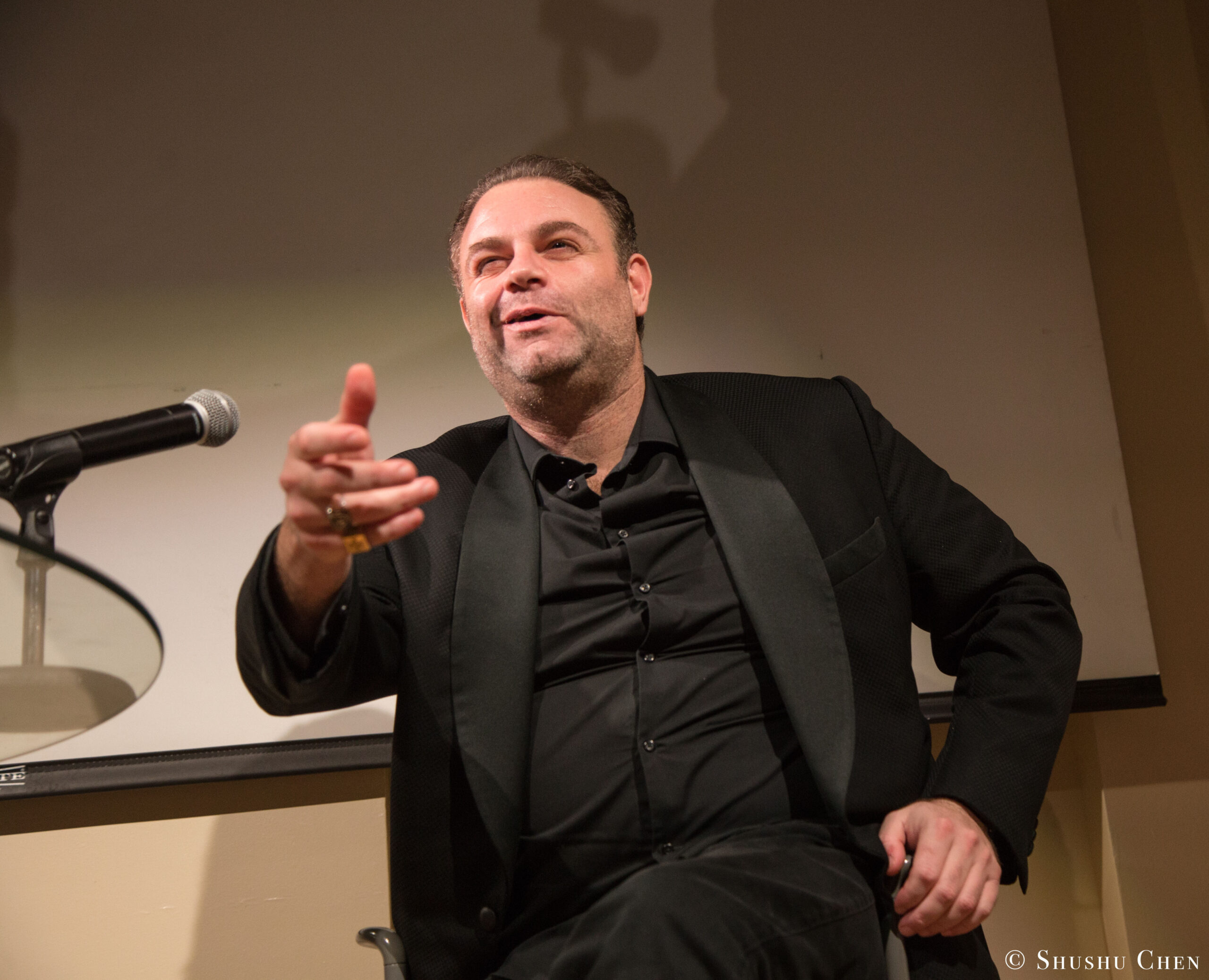 speaker-talking-from-adventures-in-italian-opera-joseph-calleja-at-casa-italiana