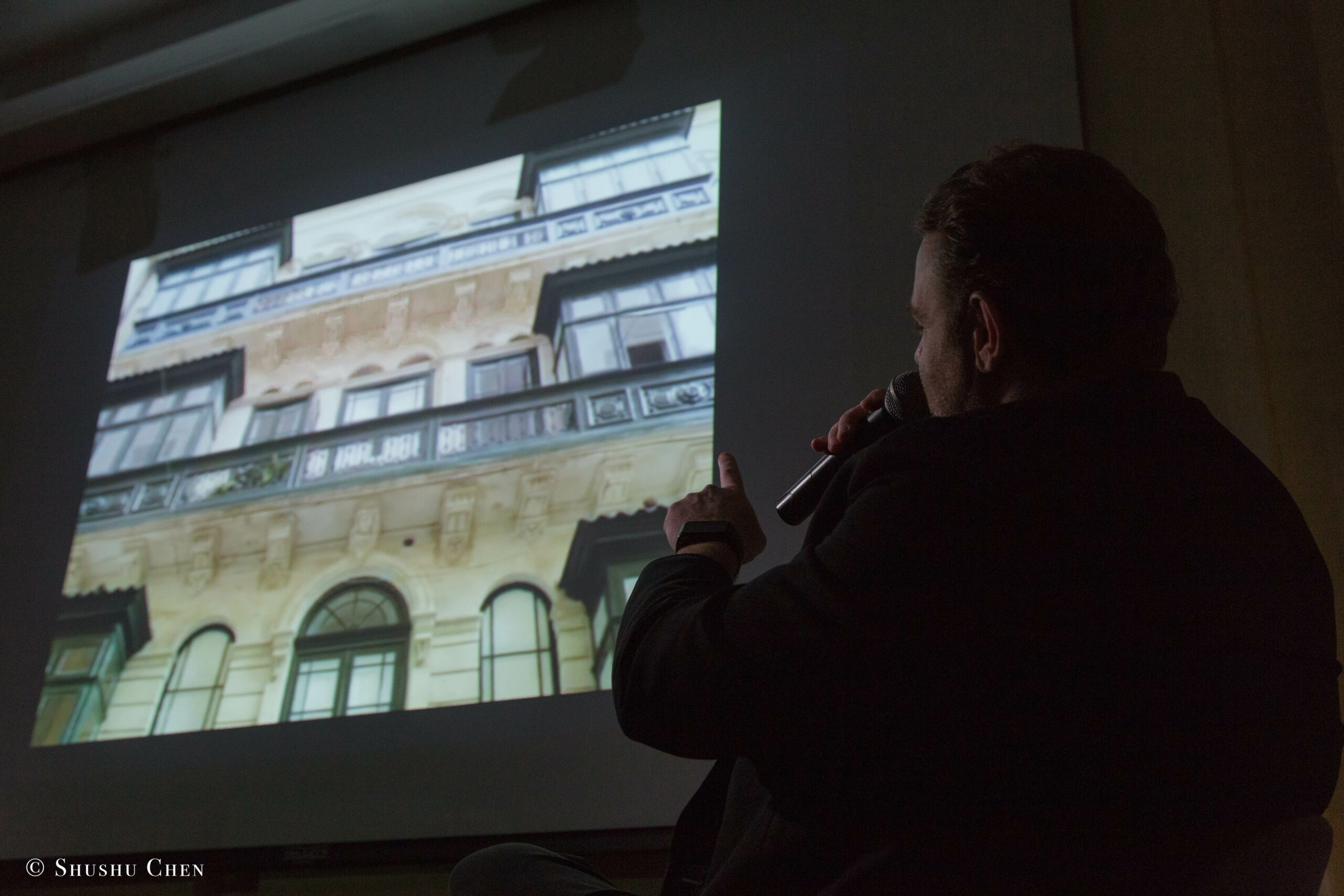 speaker-showing-image-on-projector-screen-from-adventures-in-italian-opera-joseph-calleja-at-casa-italiana
