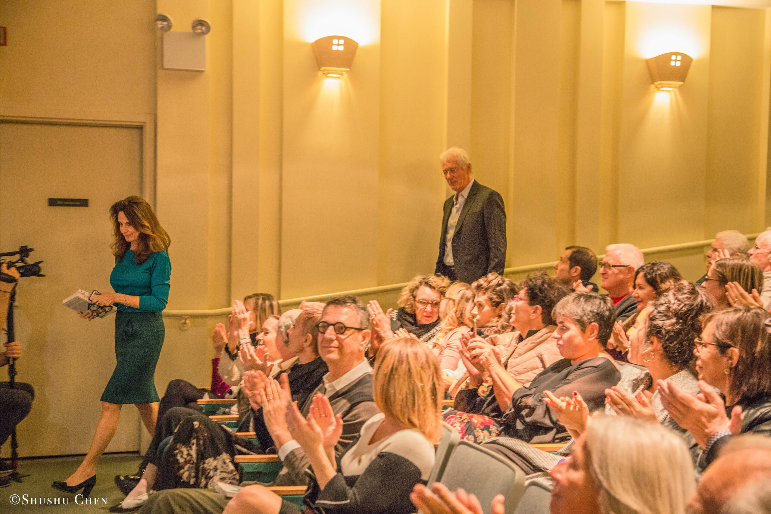 spectators-clapping-from-presentation-richard-gere-reads-italo-calvino-at-casa-italiana