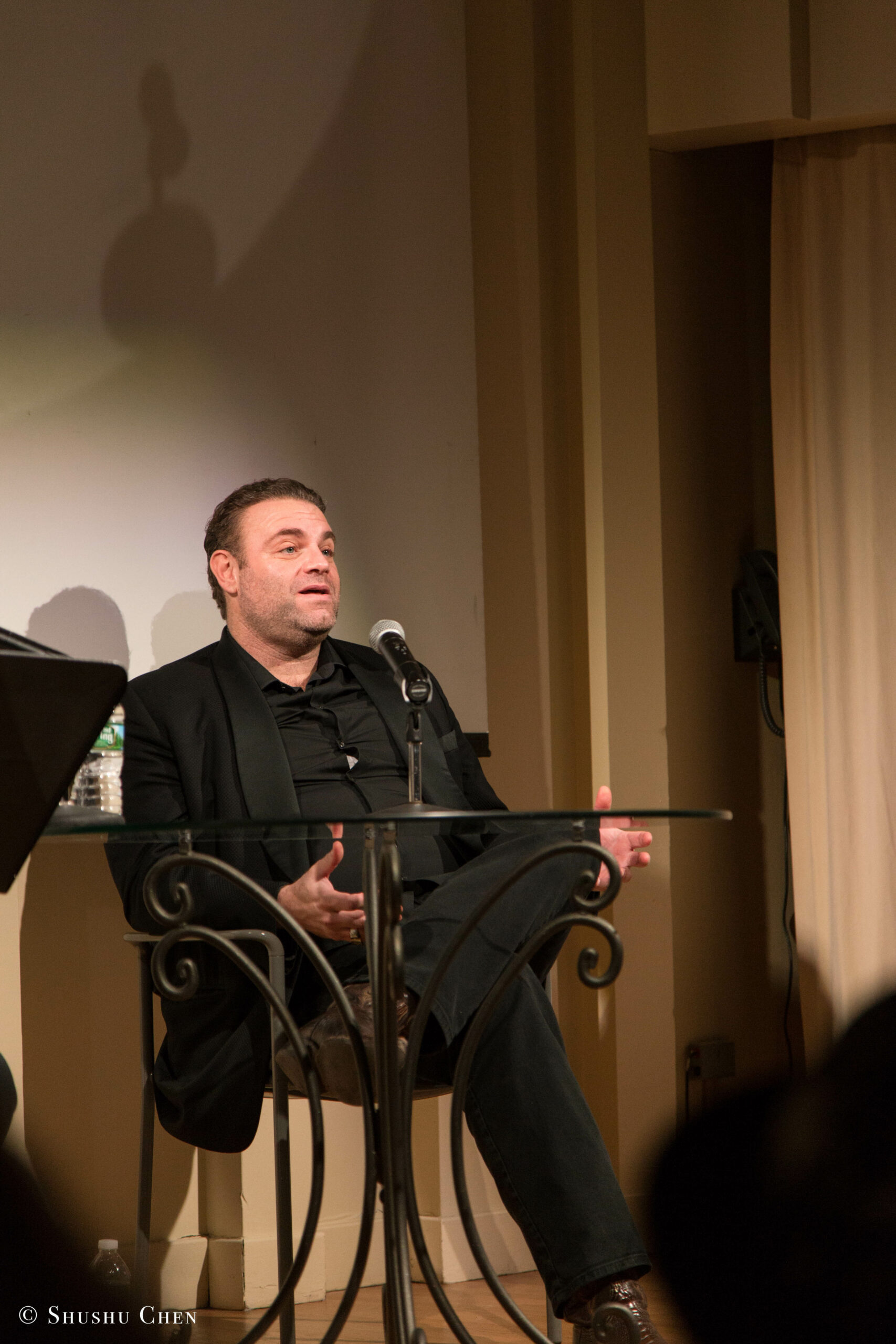 speaker-talking-from-adventures-in-italian-opera-joseph-calleja-at-casa-italiana