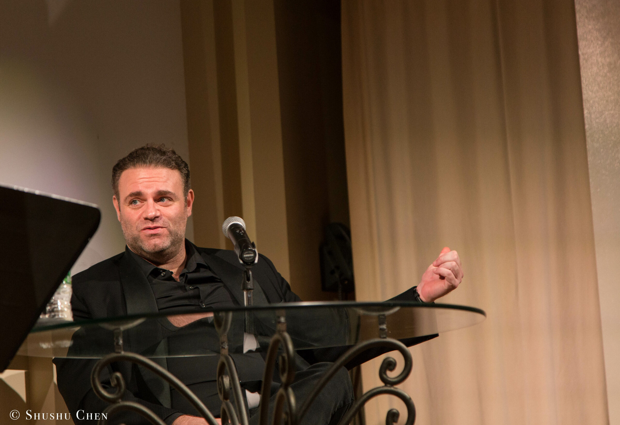 speaker-talking-from-adventures-in-italian-opera-joseph-calleja-at-casa-italiana
