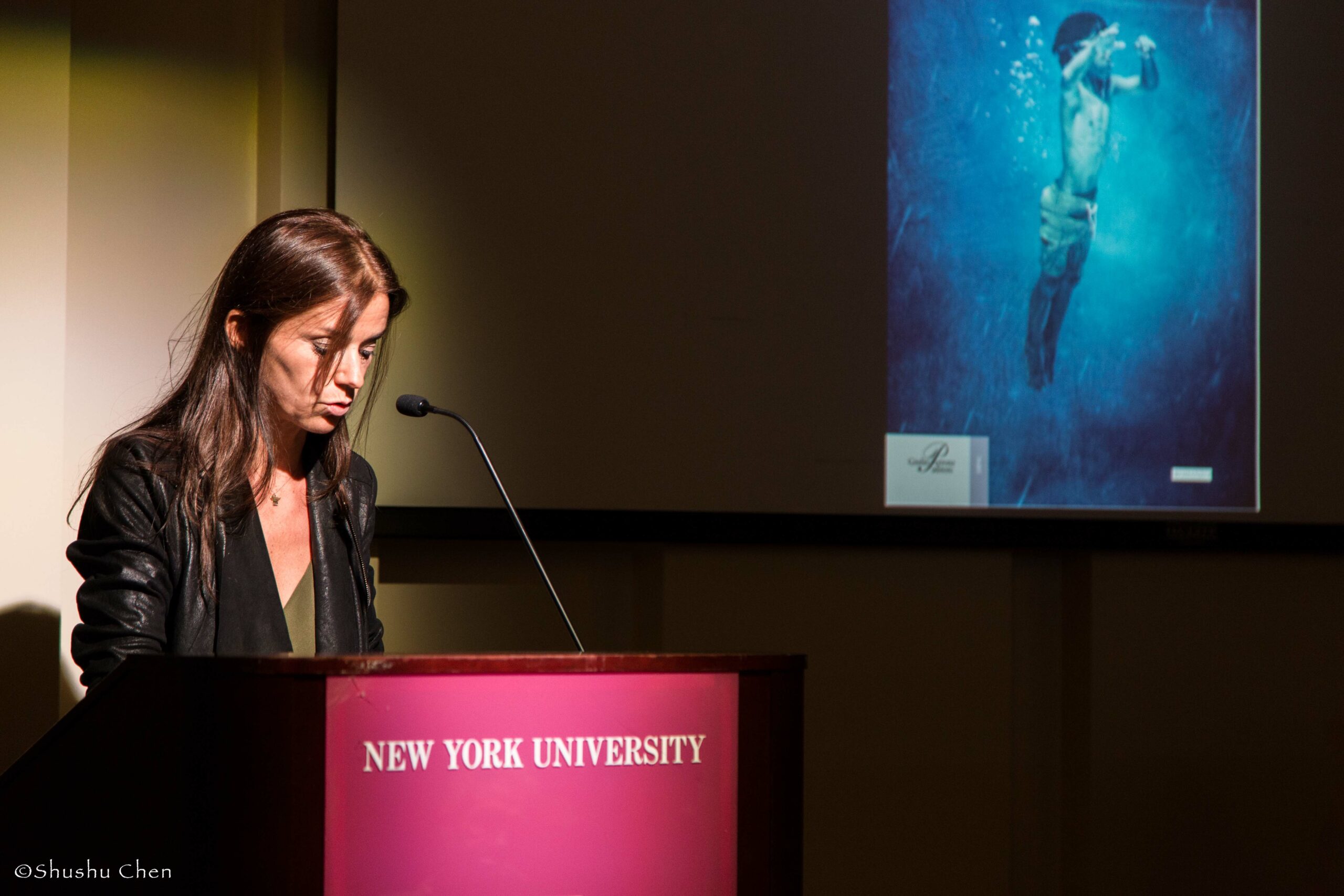 speaker-talking-from-book-presentation-le-notti-blu-at-casa-italiana