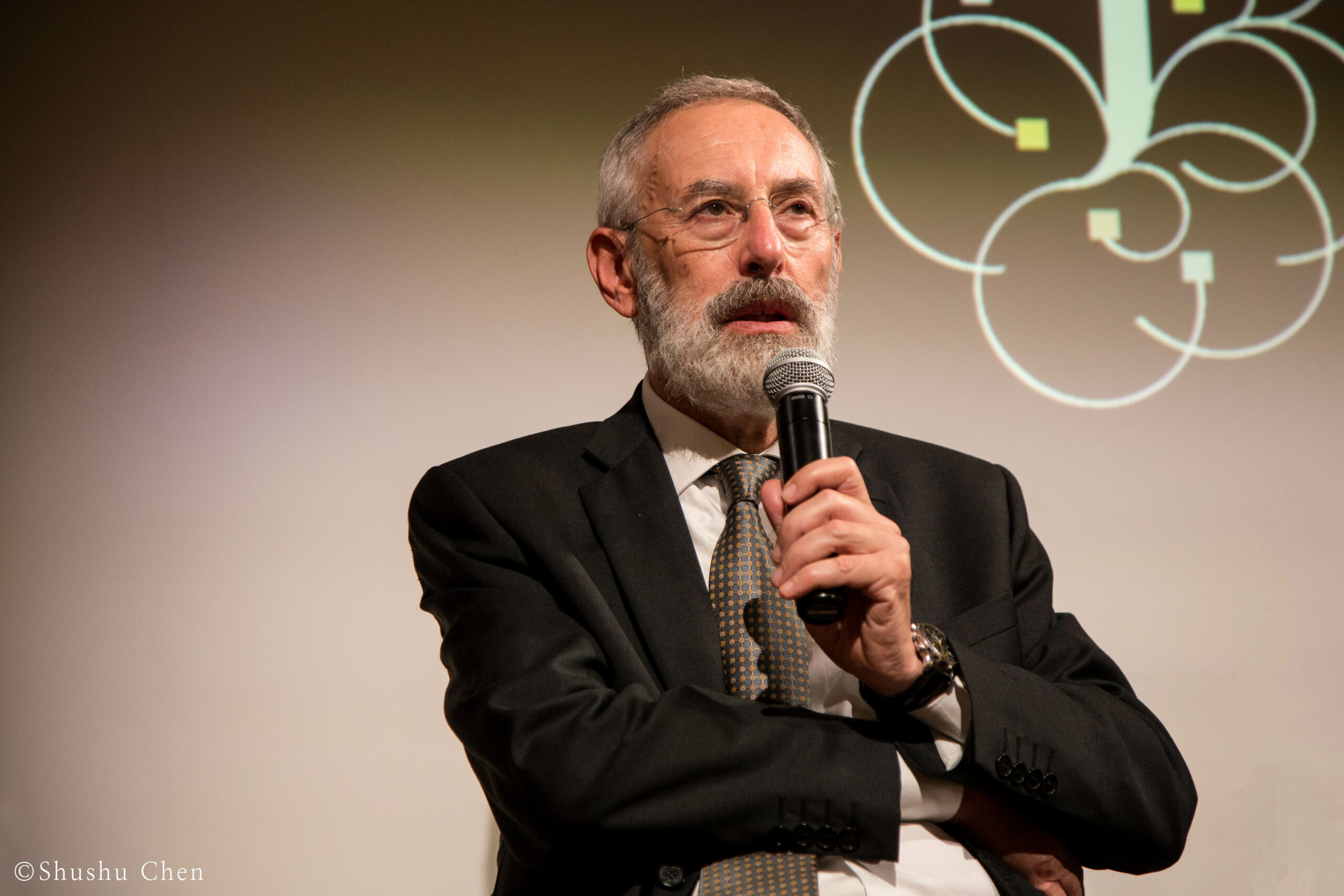 speaker-talking-from-panel-the-babylonian-talmud-translation-project-at-casa-italiana