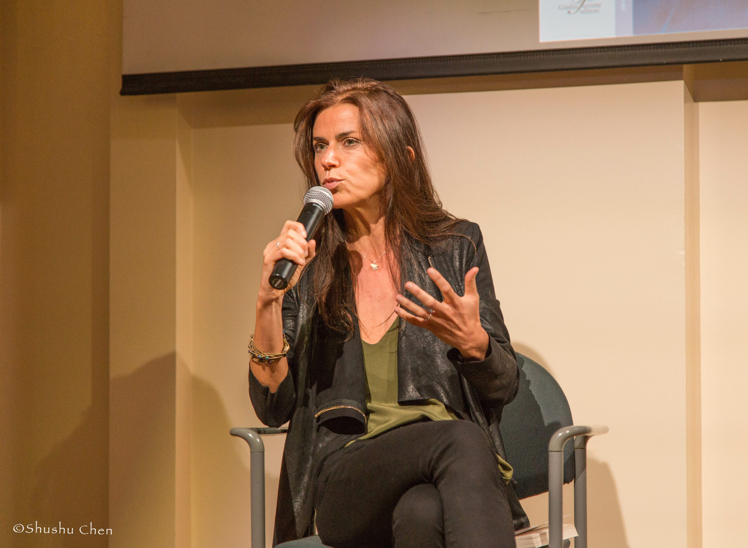 speaker-talking-from-book-presentation-le-notti-blu-at-casa-italiana