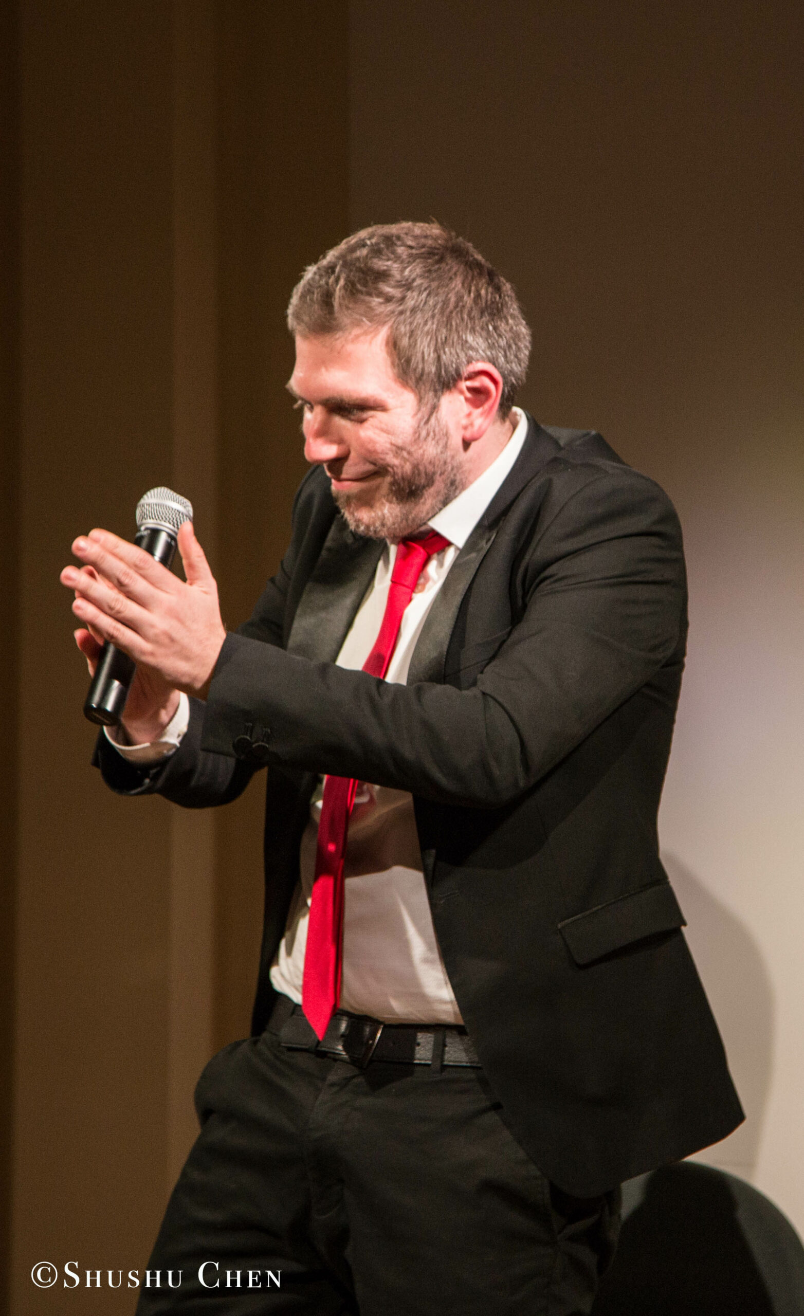 speaker-clapping-from-italy-on-screen-today-screenings-tribute-to-dario-fo-at-casa-italiana