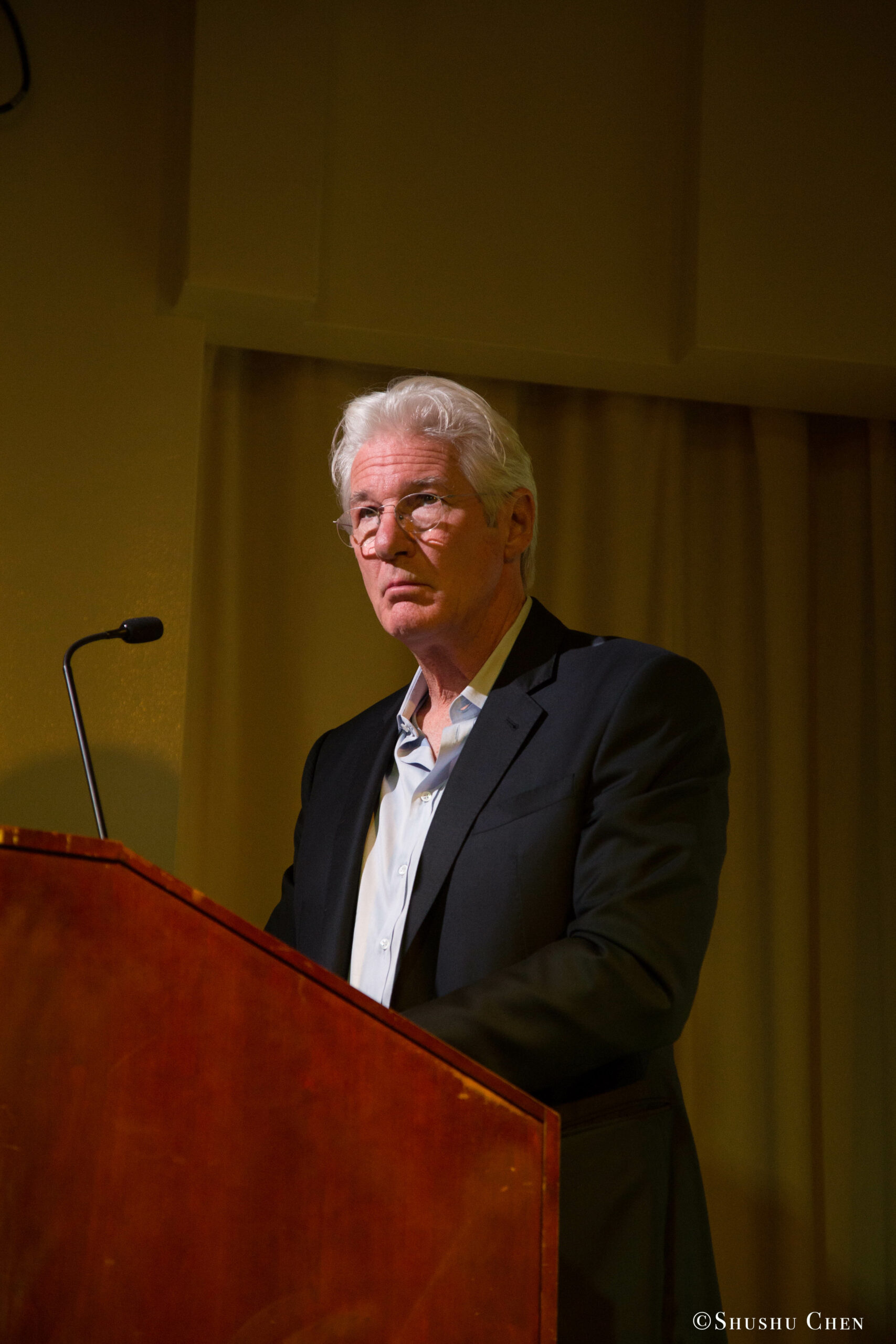 speaker-talking-from-presentation-richard-gere-reads-italo-calvino-at-casa-italiana