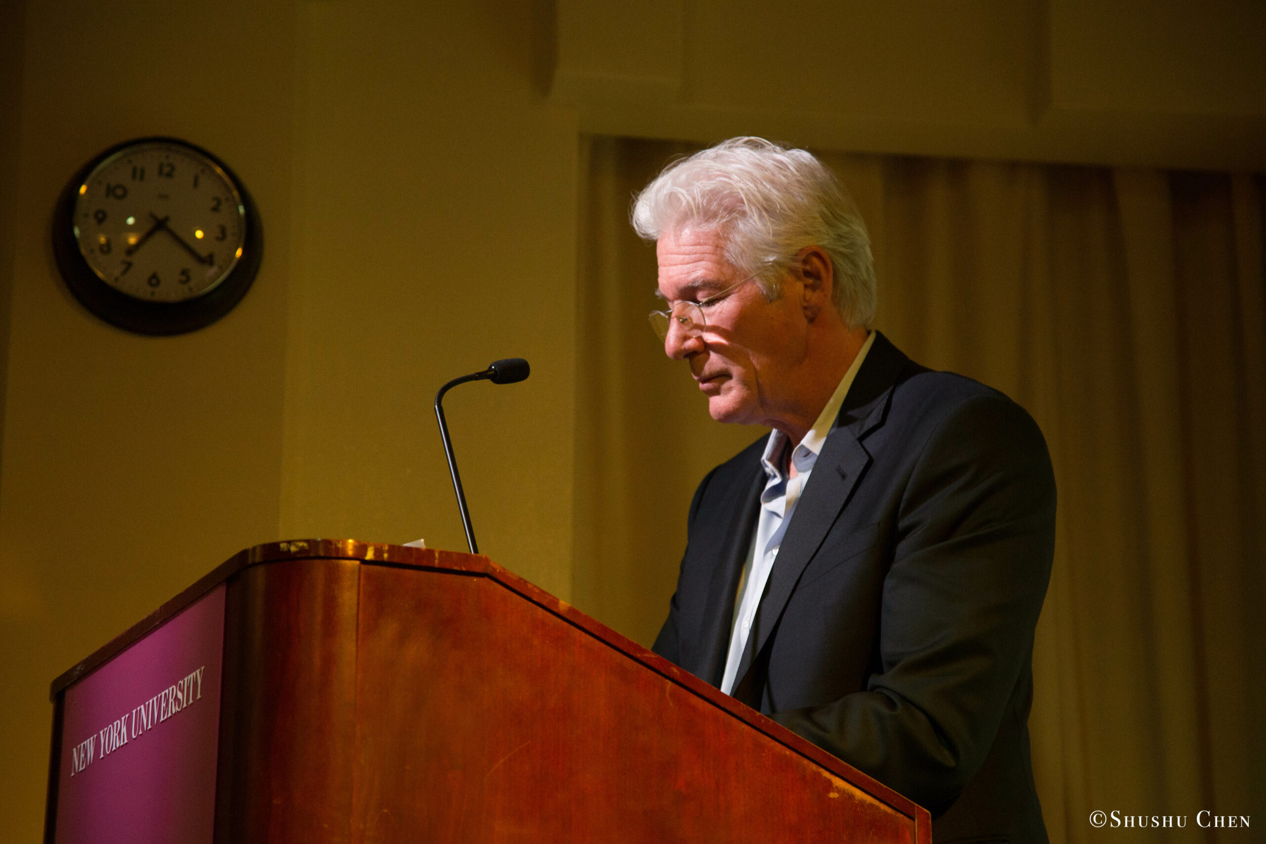 speaker-talking-from-presentation-richard-gere-reads-italo-calvino-at-casa-italiana
