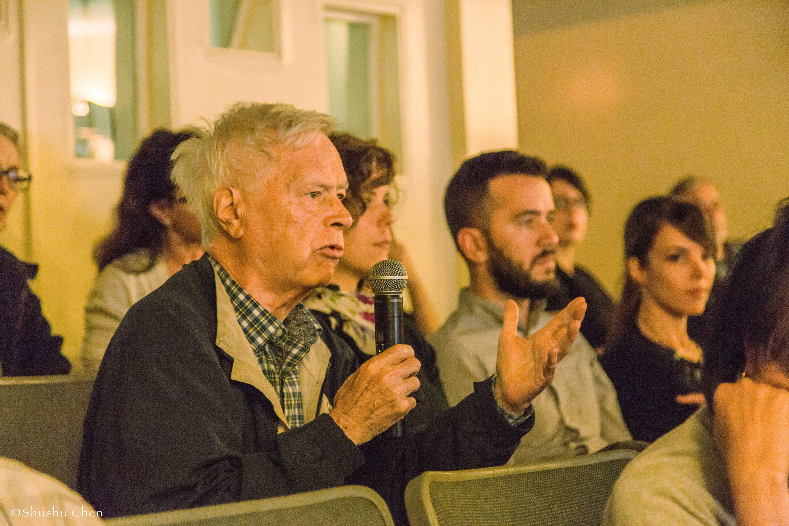 spectator-talking-from-panel-discussion-roma-migrations-at-casa-italiana